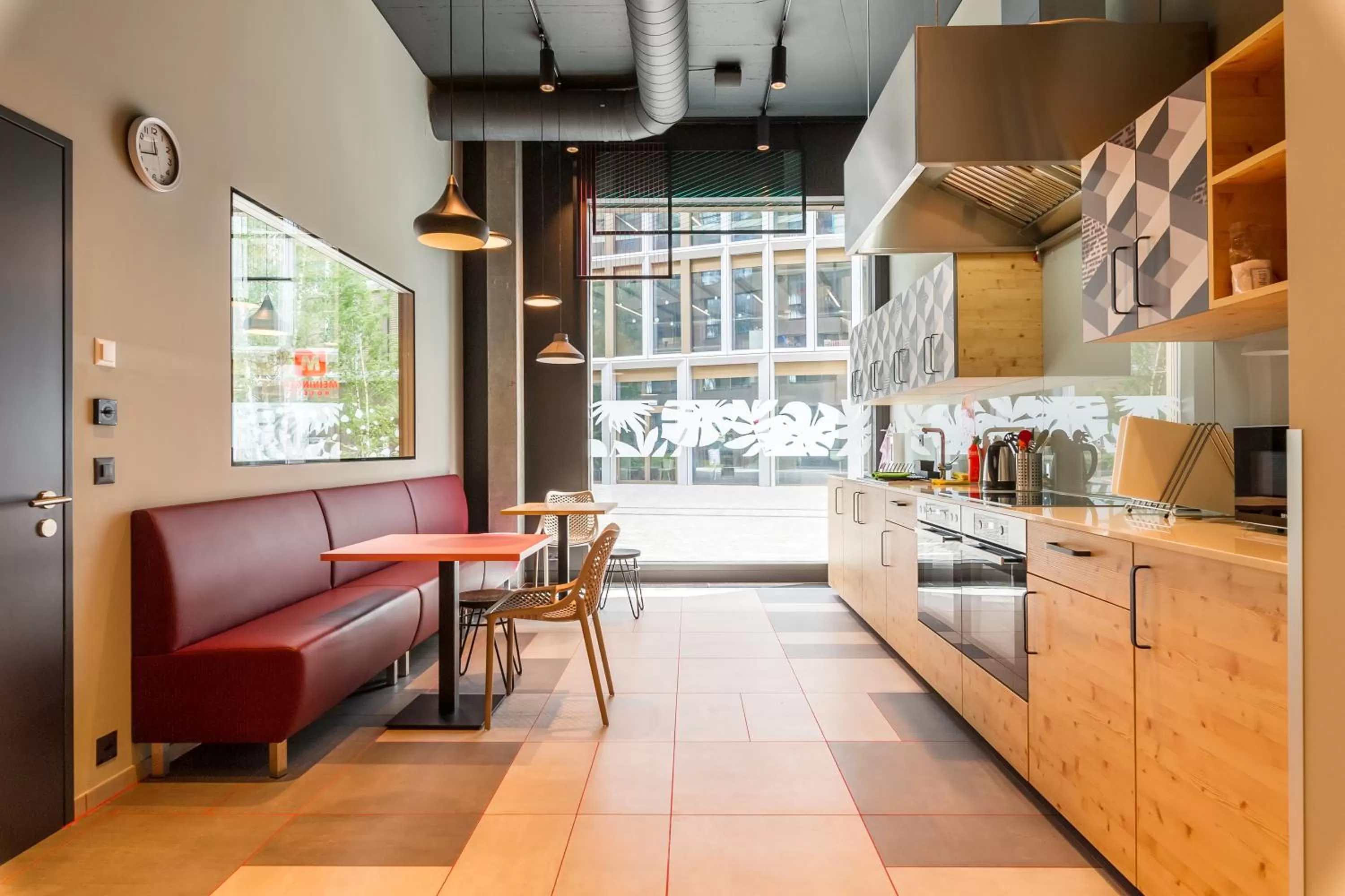 Communal kitchen in MEININGER Hotel Zürich Greencity