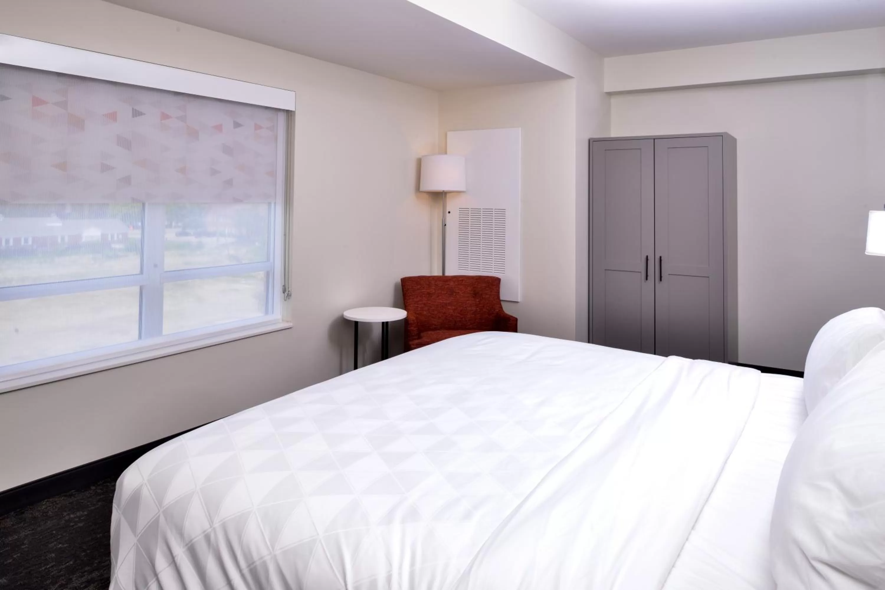 Photo of the whole room, Bed in Holiday Inn & Suites - Farmington Hills - Detroit NW by IHG