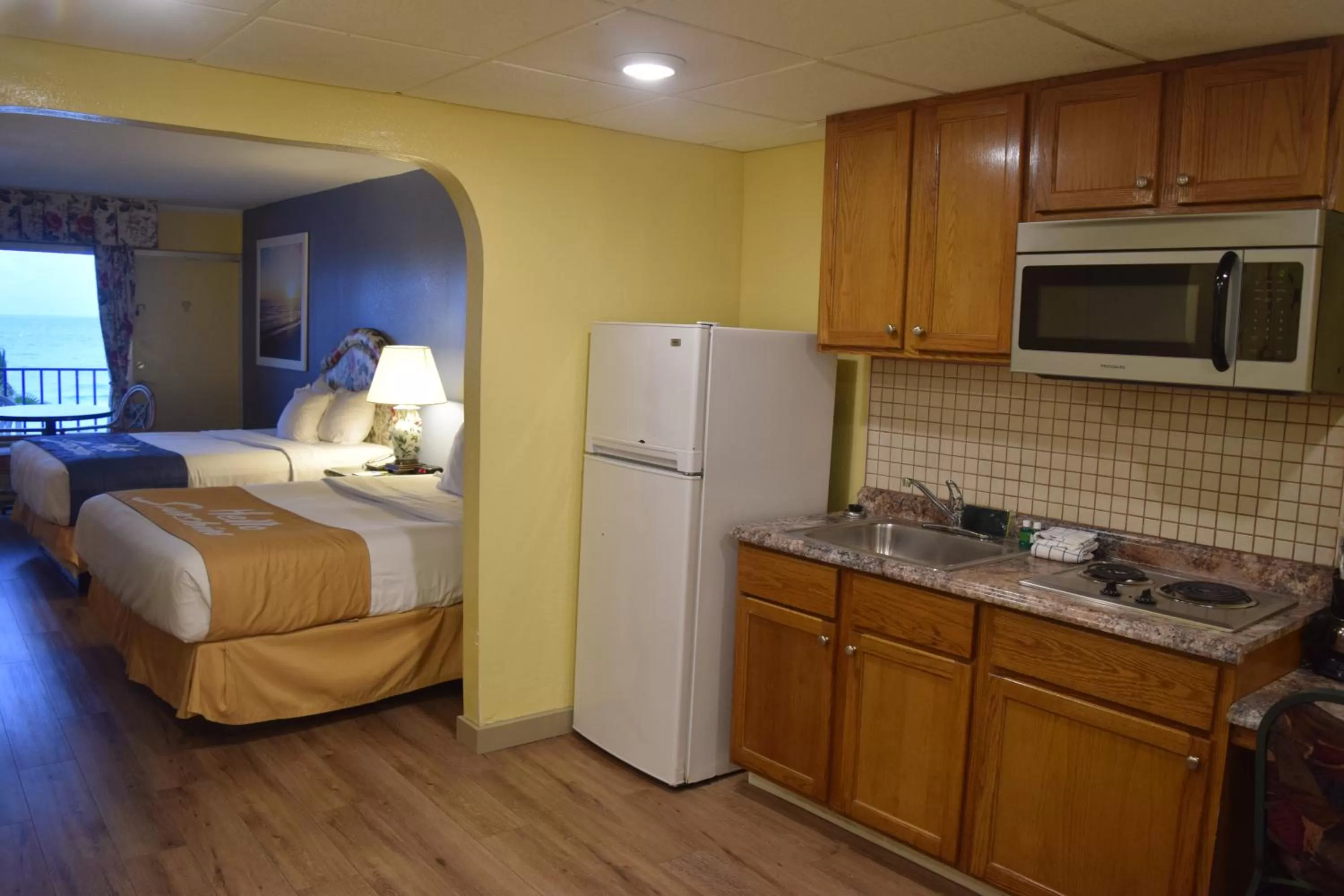 Kitchen or kitchenette, Bed in Days Inn by Wyndham Panama City Beach Beachfront Resort