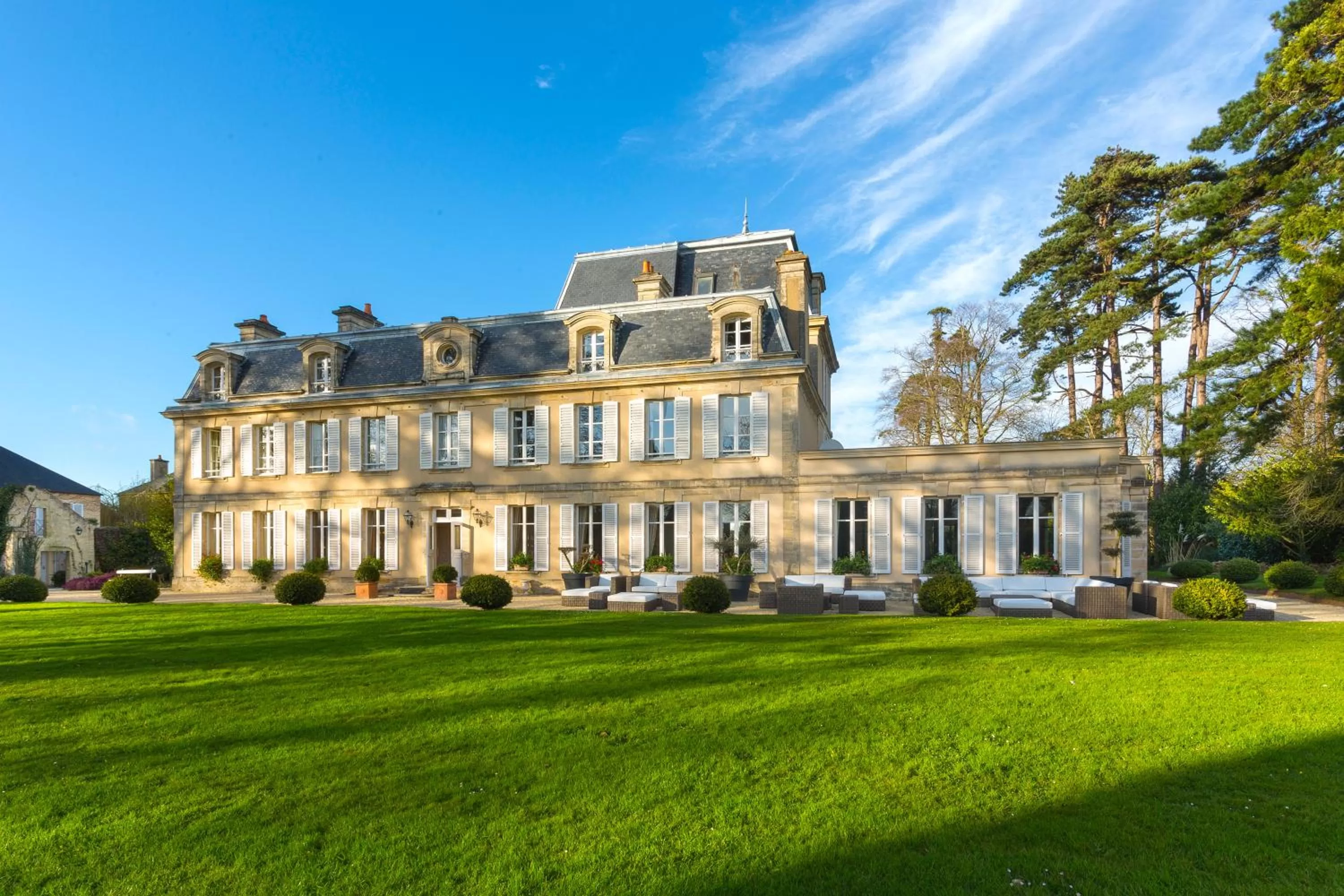 Property building in Chateau La Cheneviere