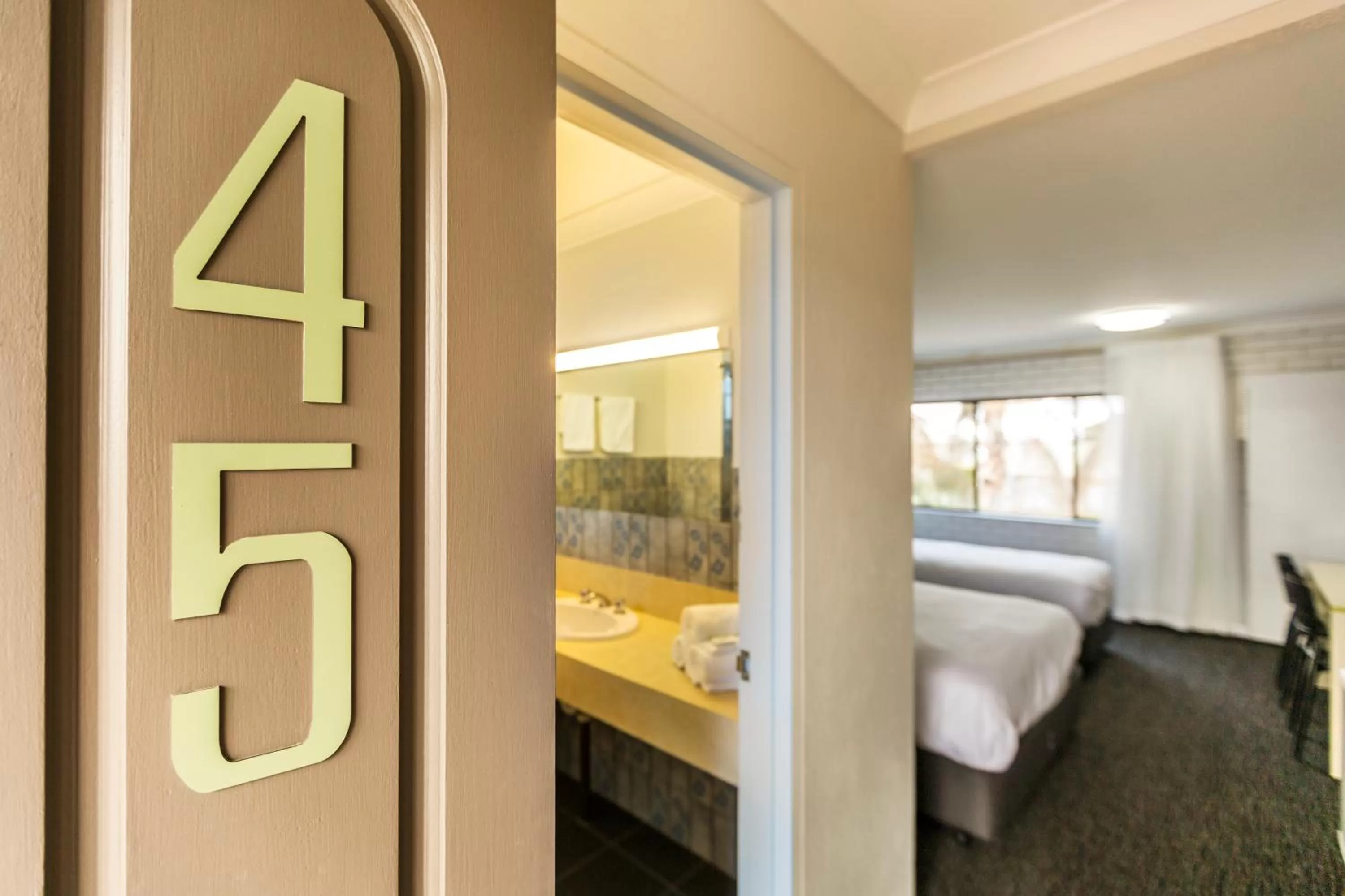 Bathroom, Bed in Boomerang Hotel