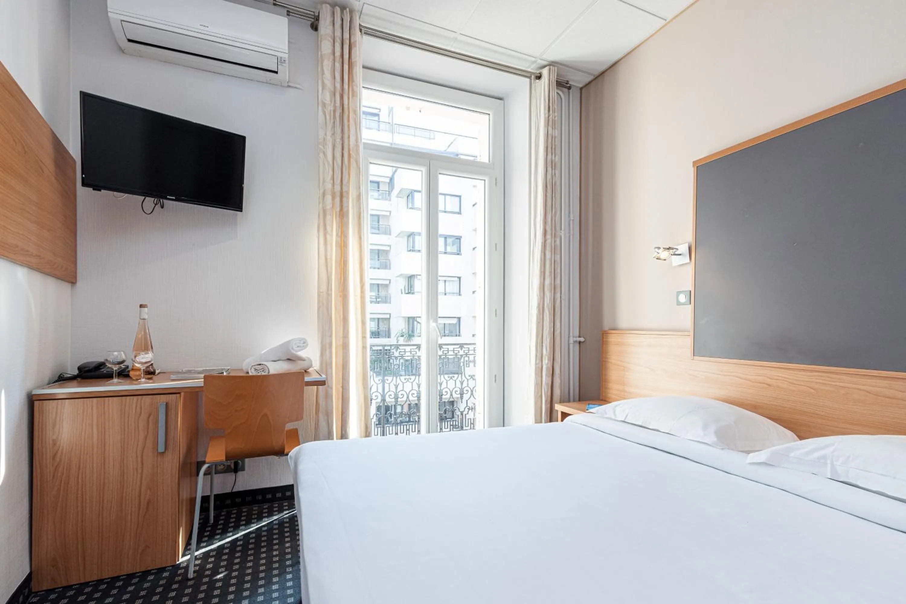 Photo of the whole room in Naomi Cannes