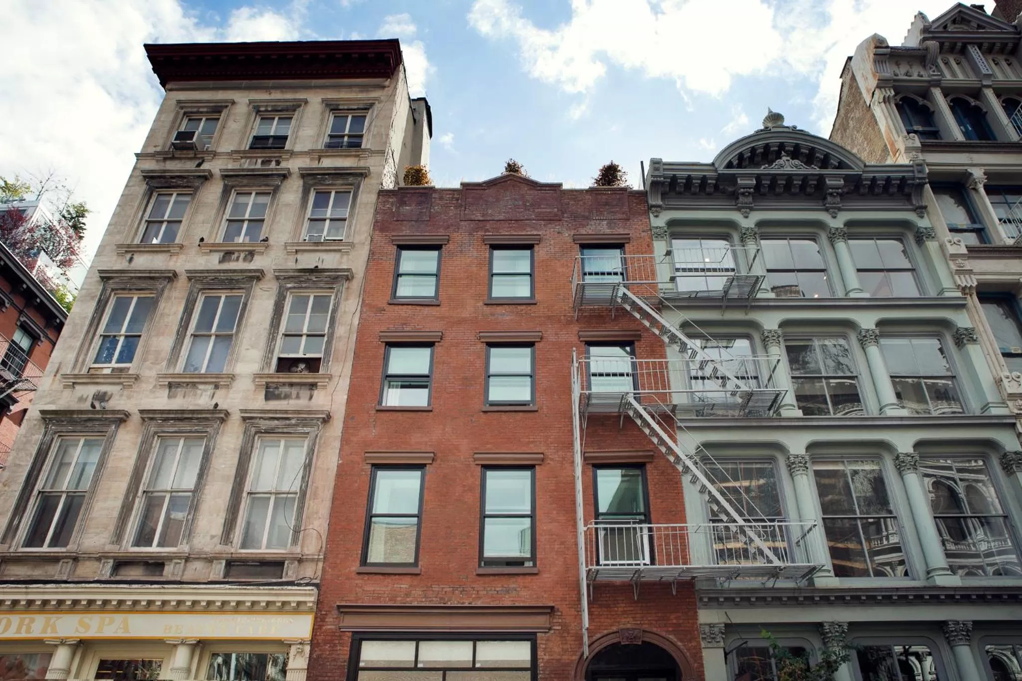 Facade/entrance in The Broome