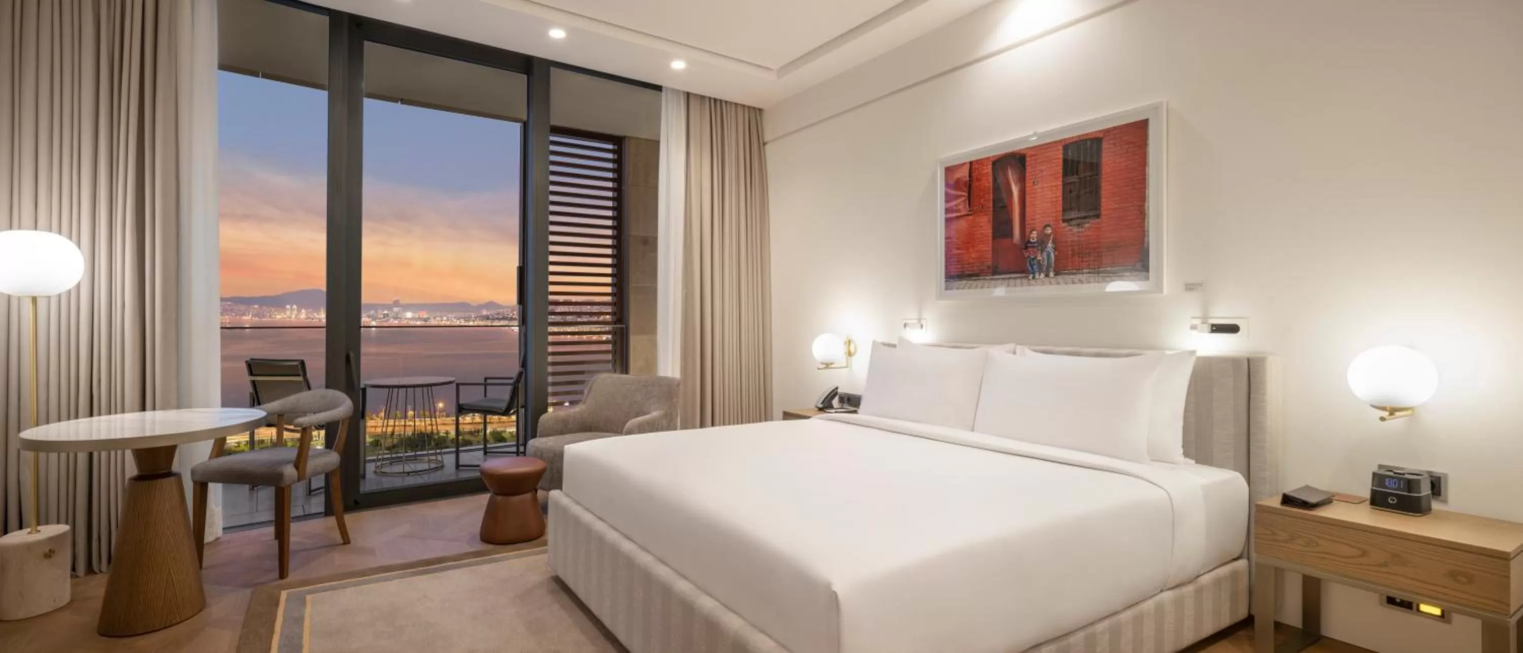 Bed in Hyatt Regency Izmir IstinyePark