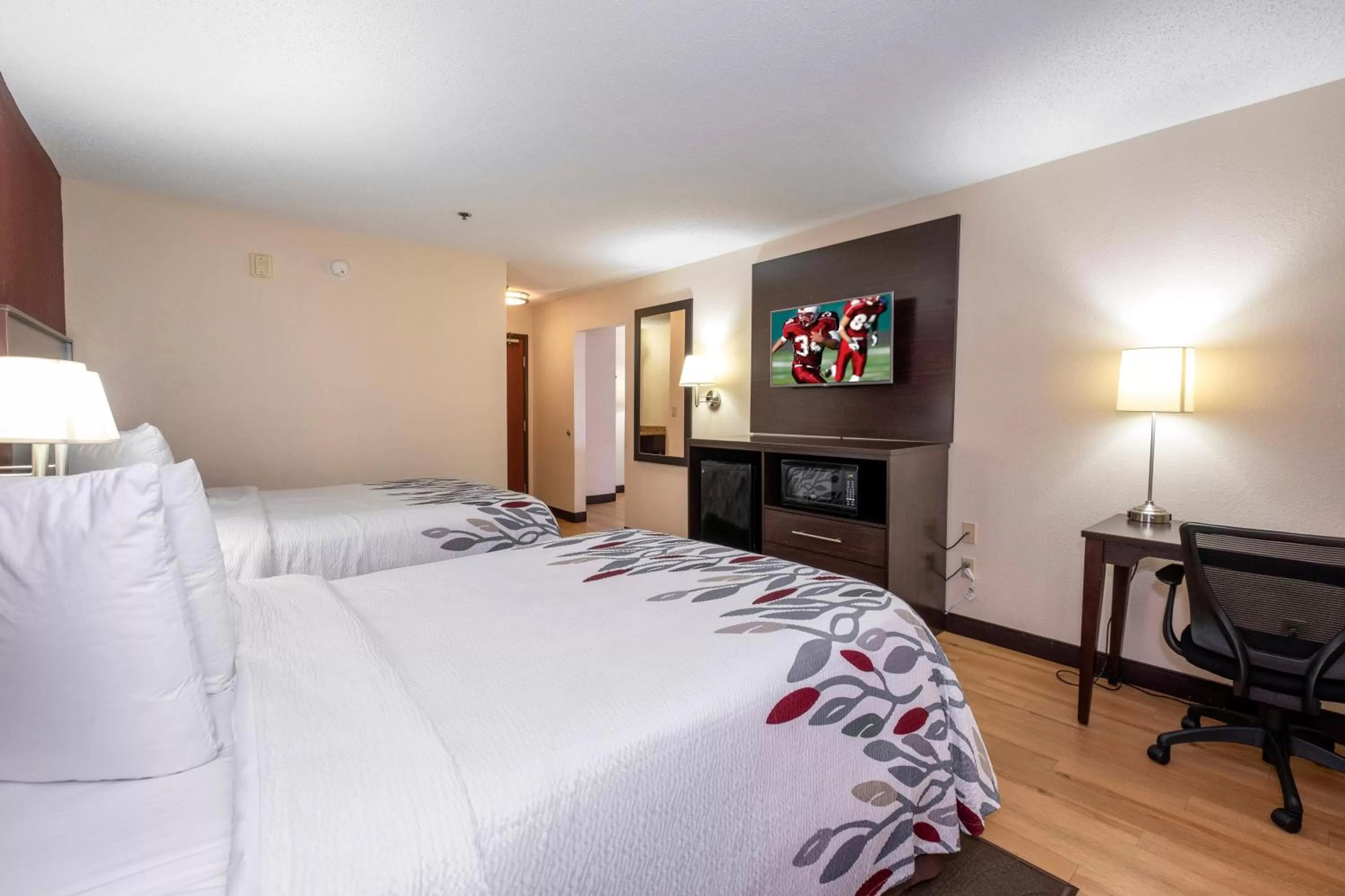 Bedroom, Bed in Red Roof Inn Knoxville Central – Papermill Road