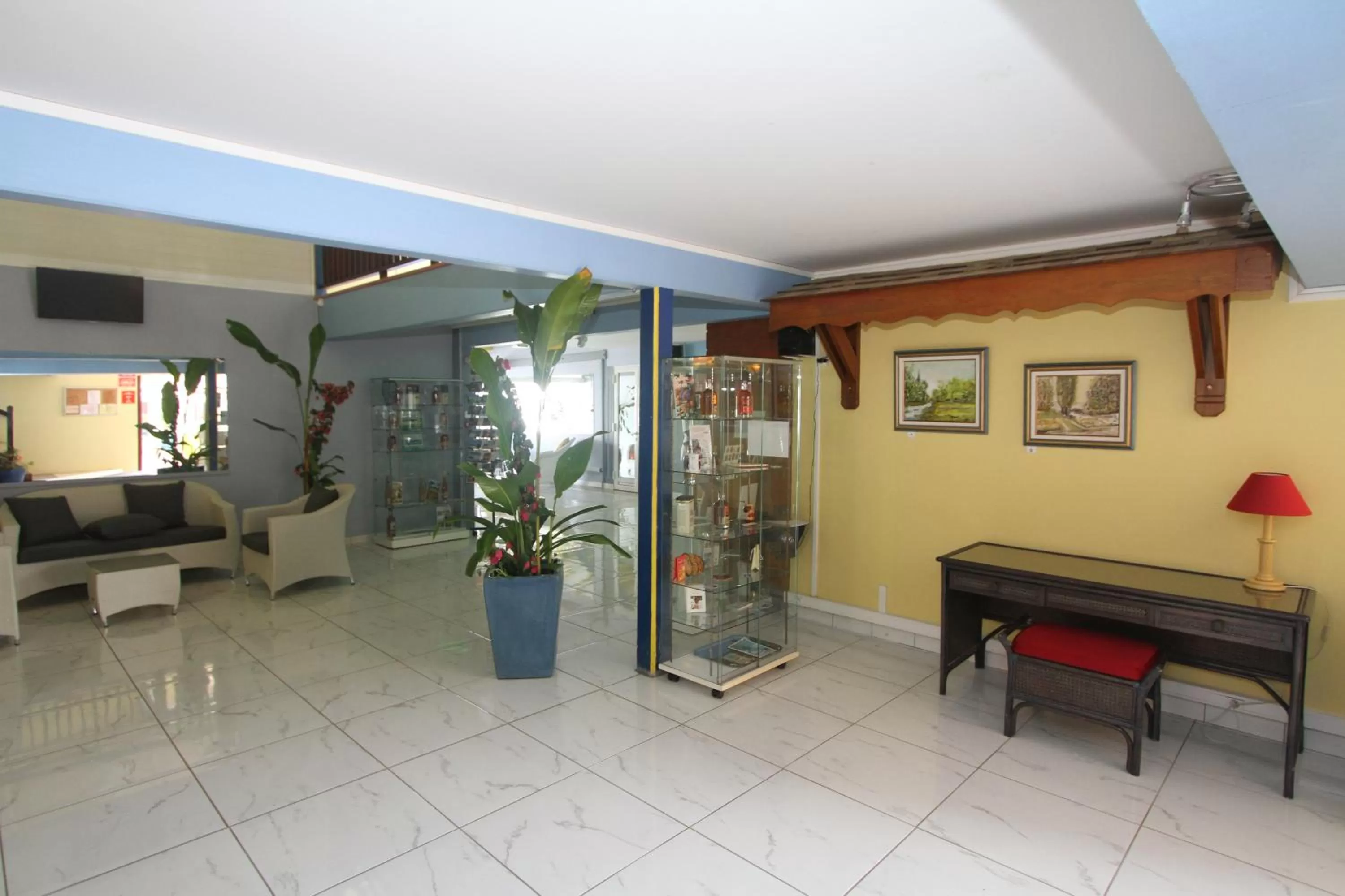 Lobby or reception in Hotel La Maison Creole