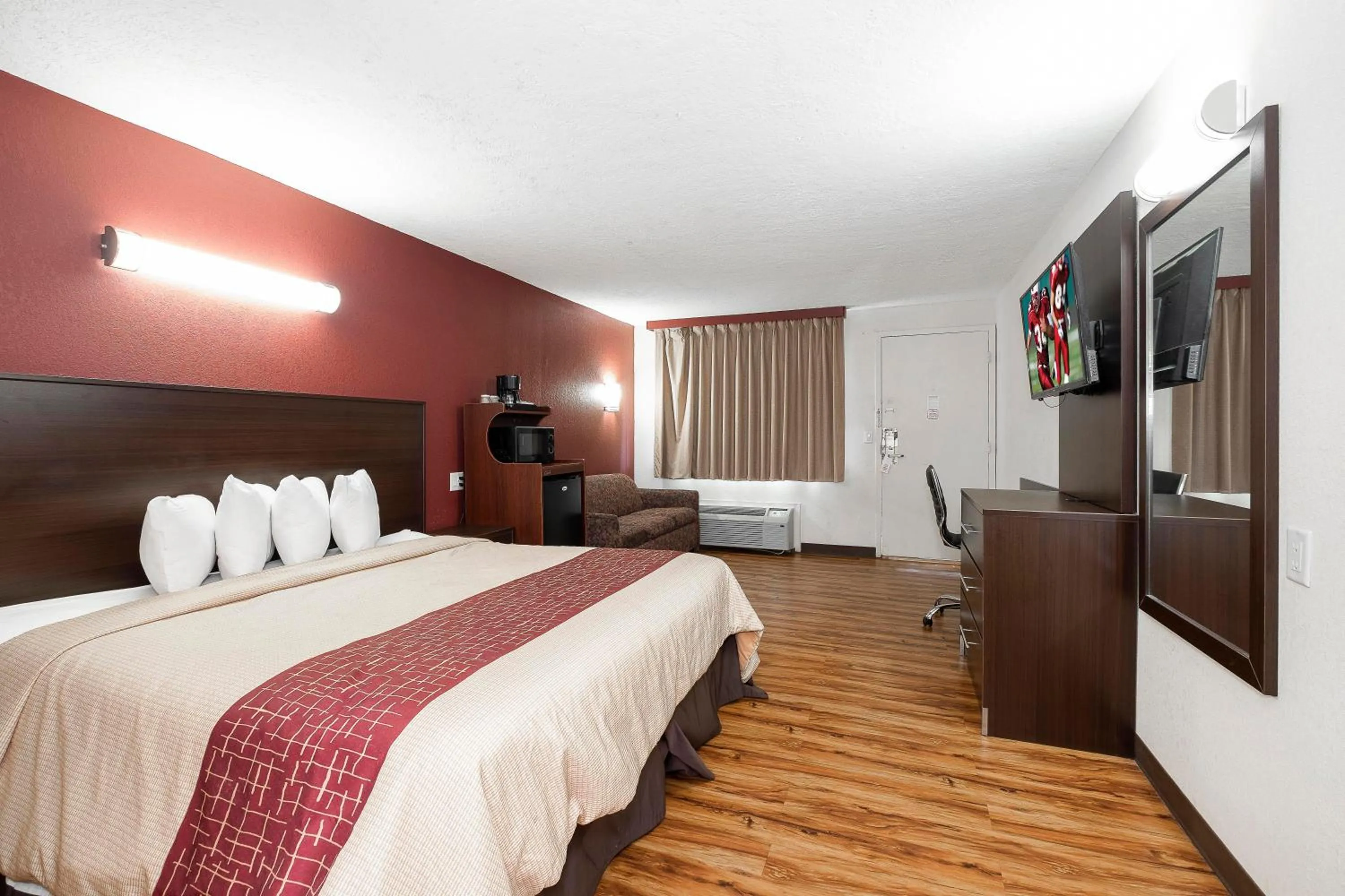 Photo of the whole room, Bed in Red Roof Inn Starkville - University