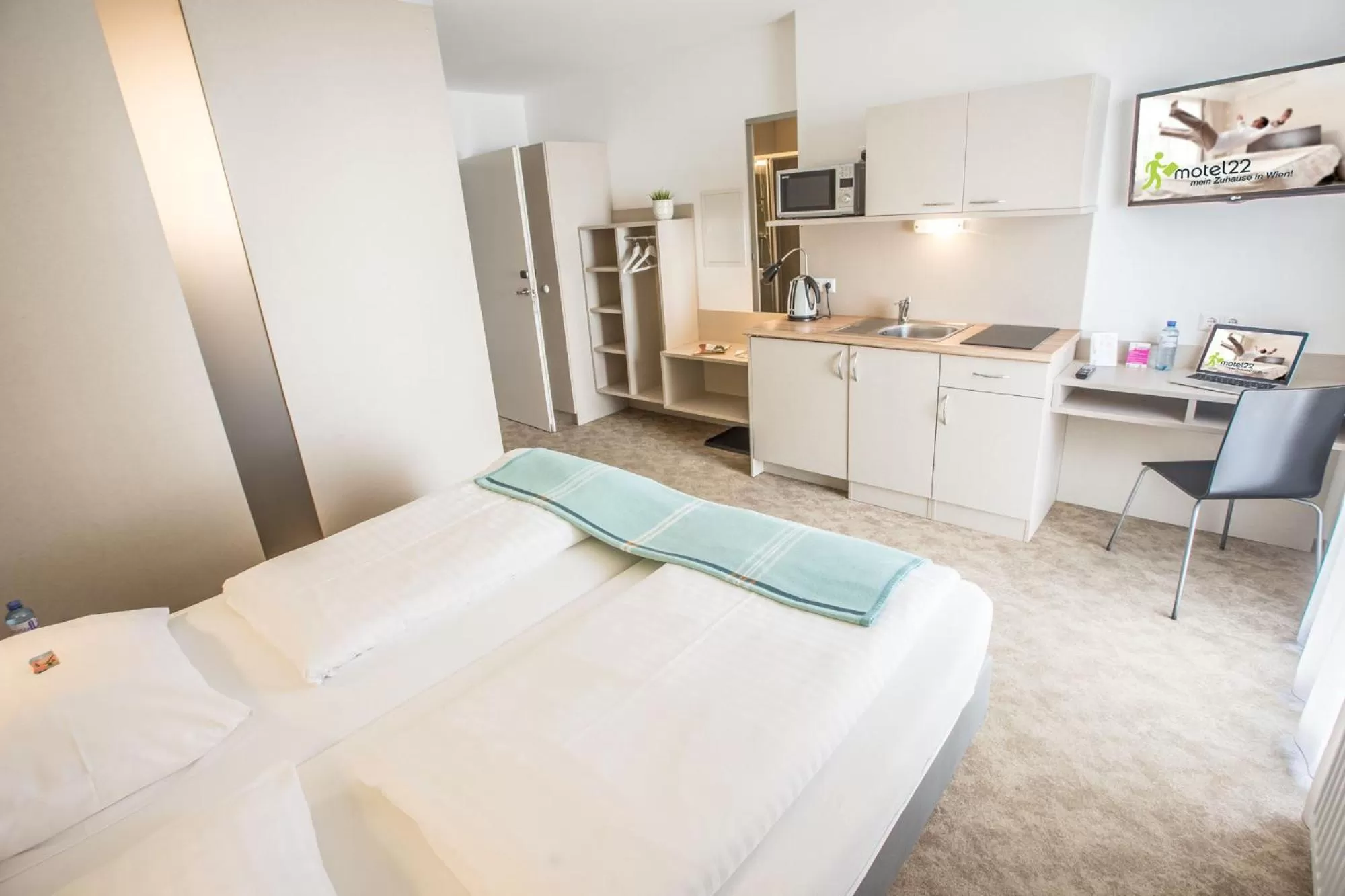 Kitchen or kitchenette, Bed in motel22 Parkplatz inklusive