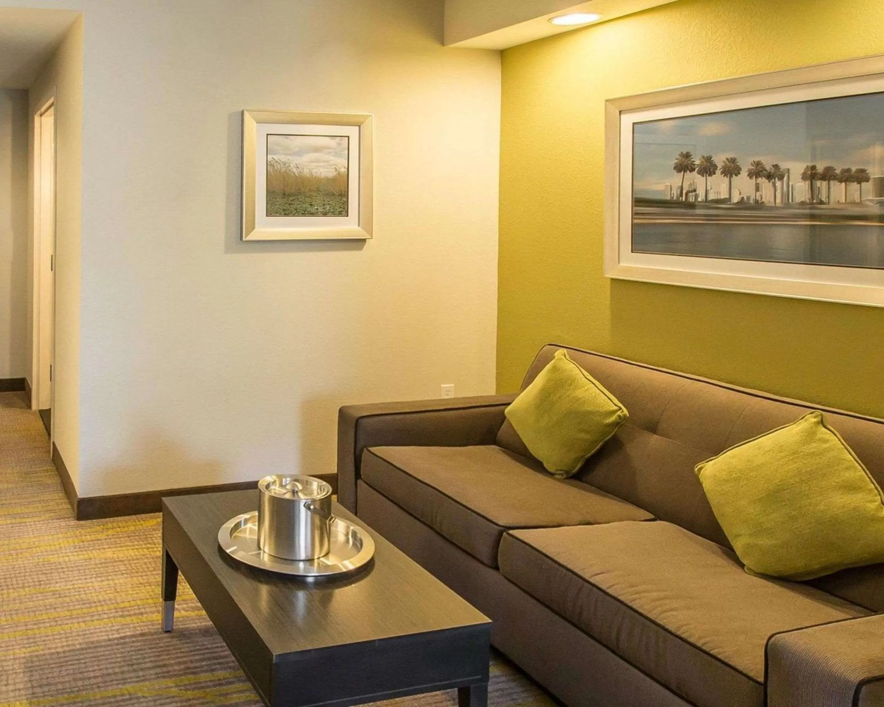 Photo of the whole room in Comfort Suites Miami Airport North