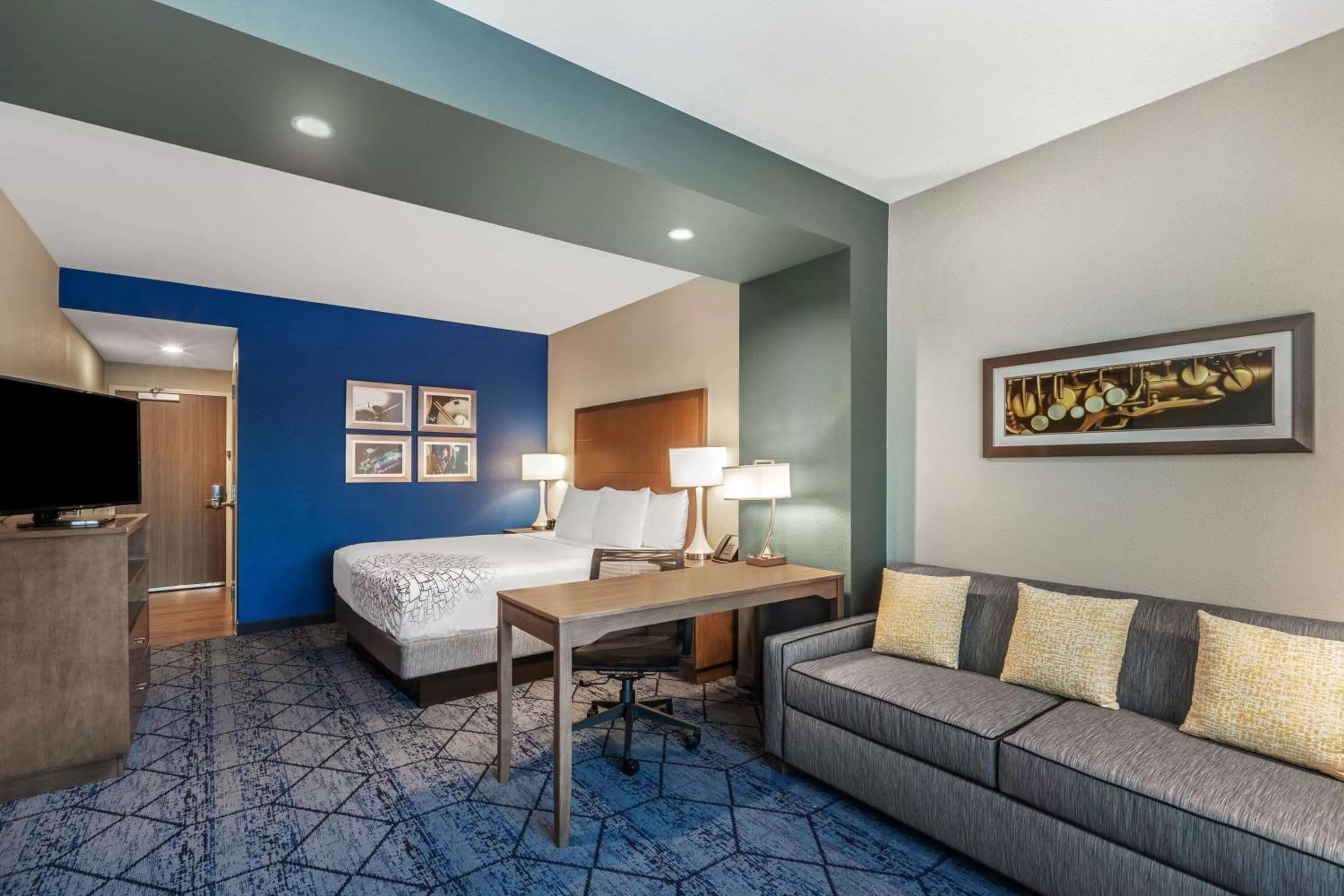 Photo of the whole room, Bed in La Quinta Inn & Suites by Wyndham Kansas City Beacon Hill