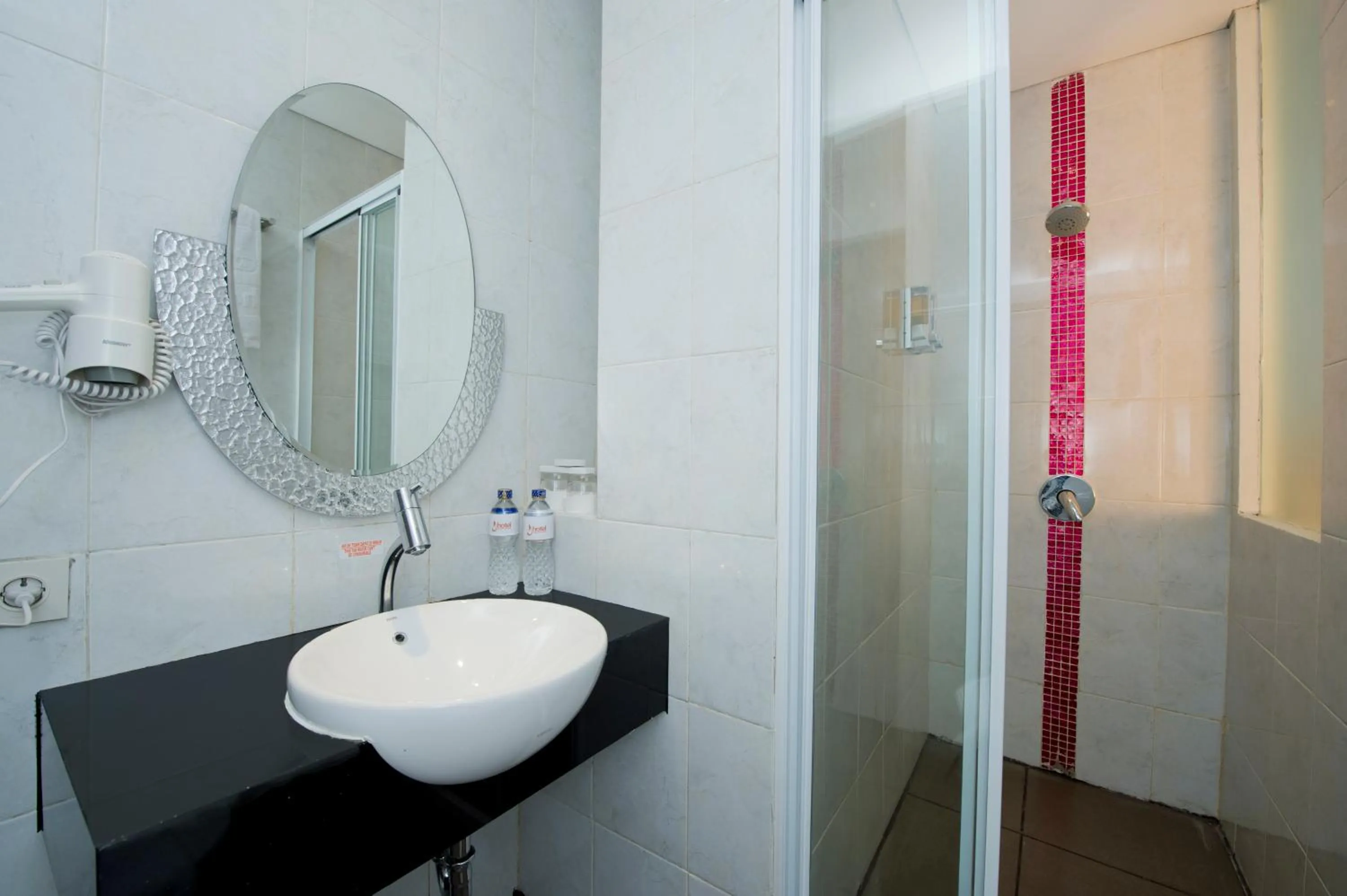 Bathroom in J Hotel - Bandara Soekarno Hatta