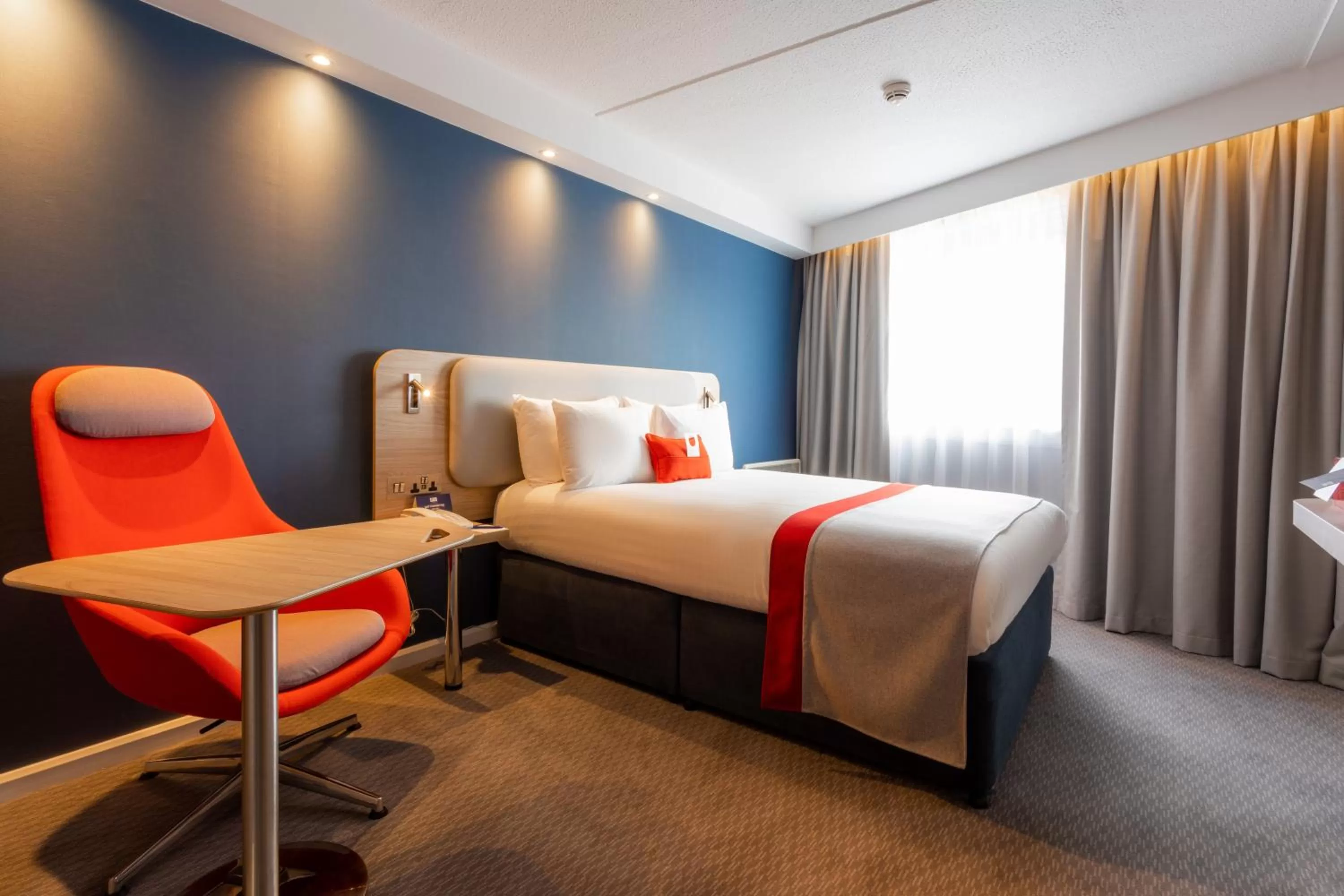 Photo of the whole room, Bed in Holiday Inn Express - Glasgow - City Ctr Theatreland by IHG