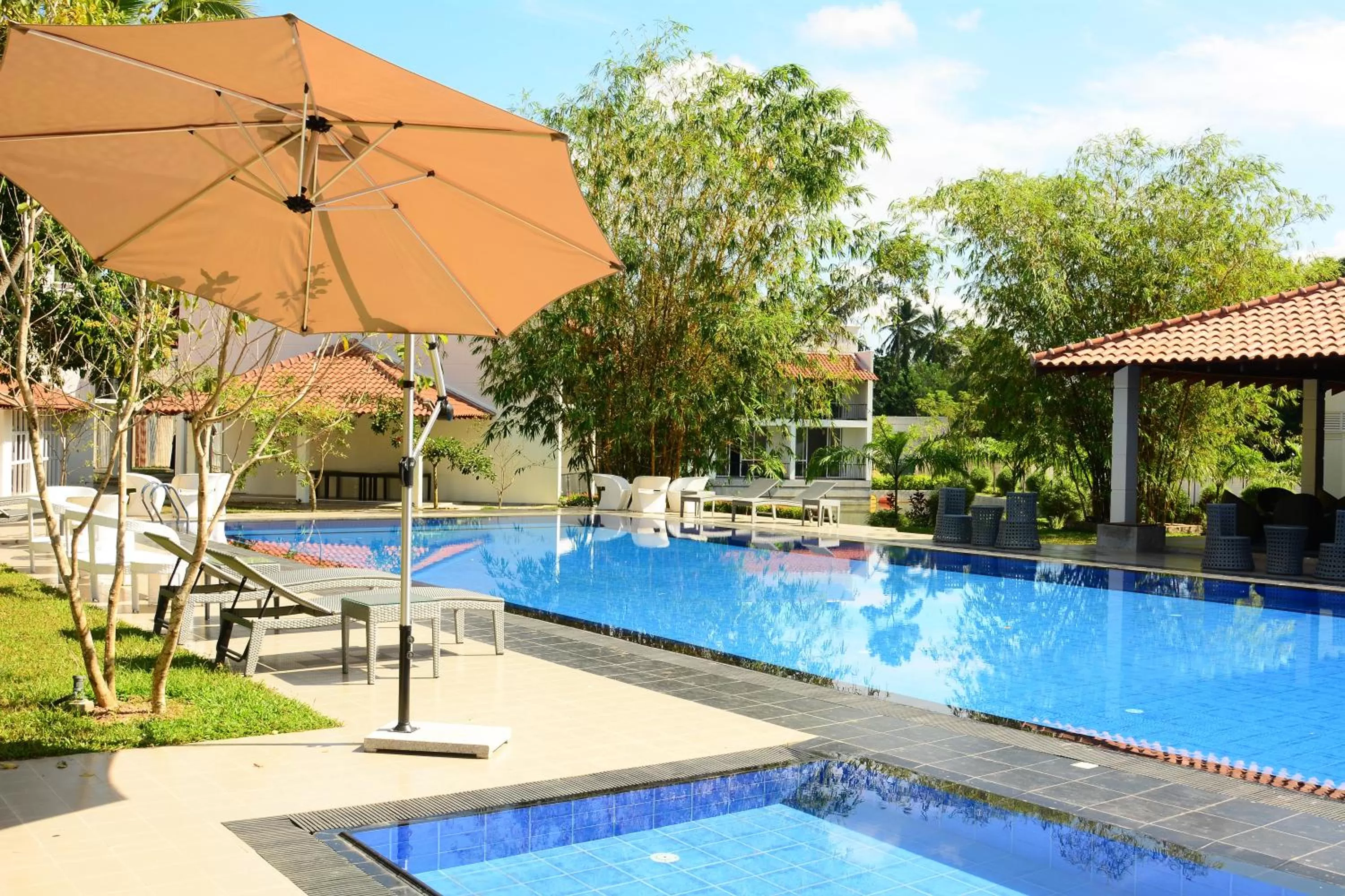 Swimming pool in The Covanro Airport Hotel - Katunayake
