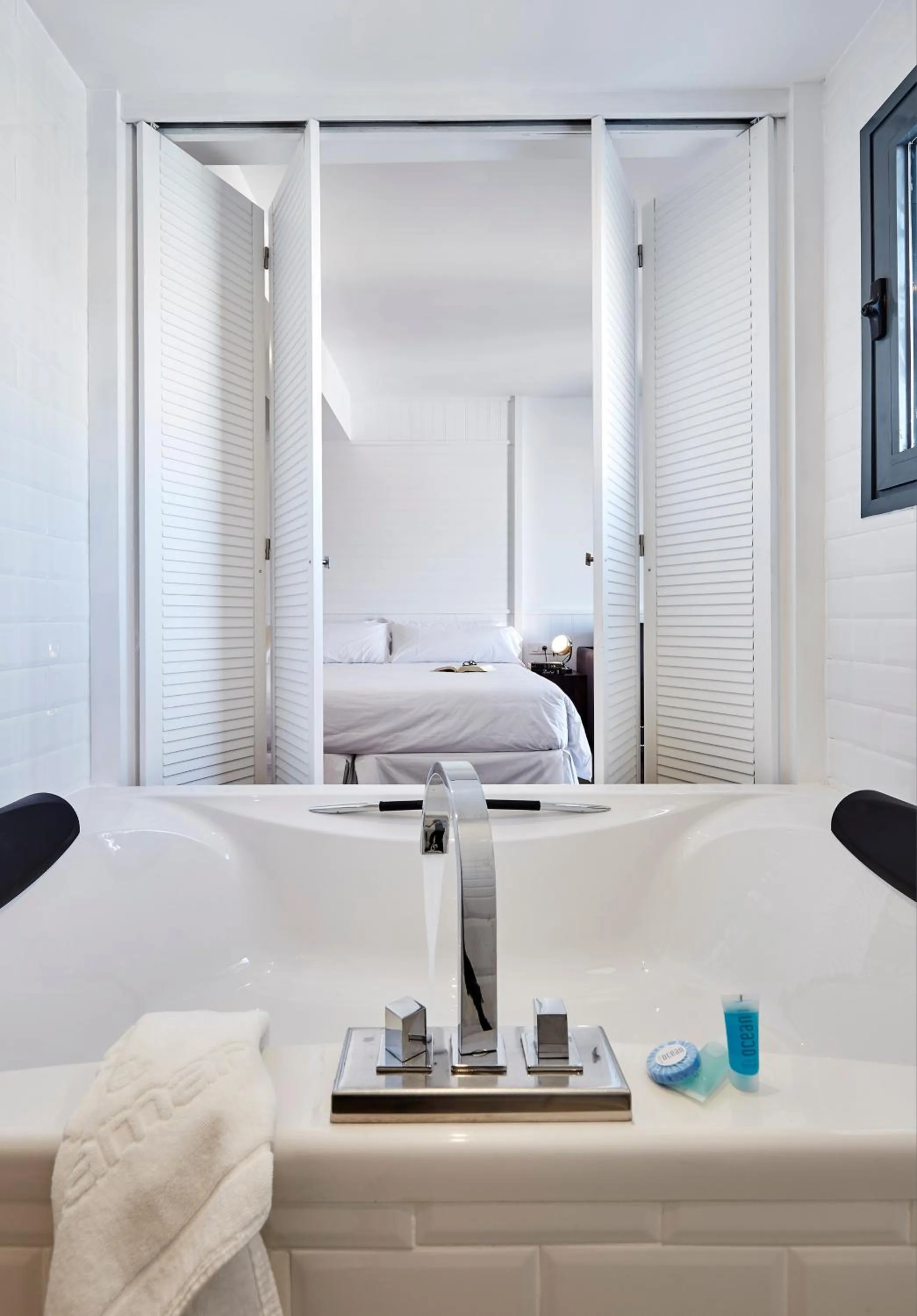 Bathroom, Bed in Delamar 4*Sup-Adults only (18+)