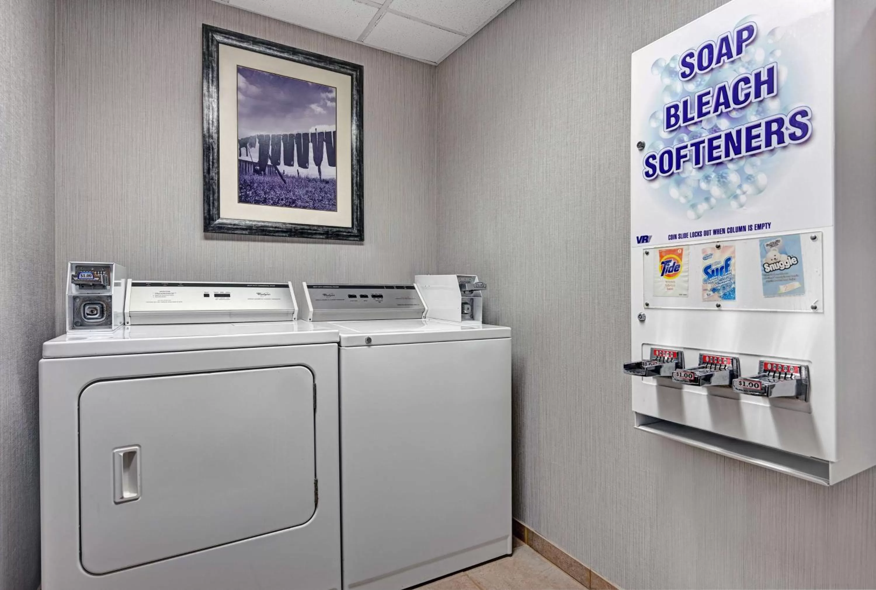 Property building in Hampton Inn Farmington