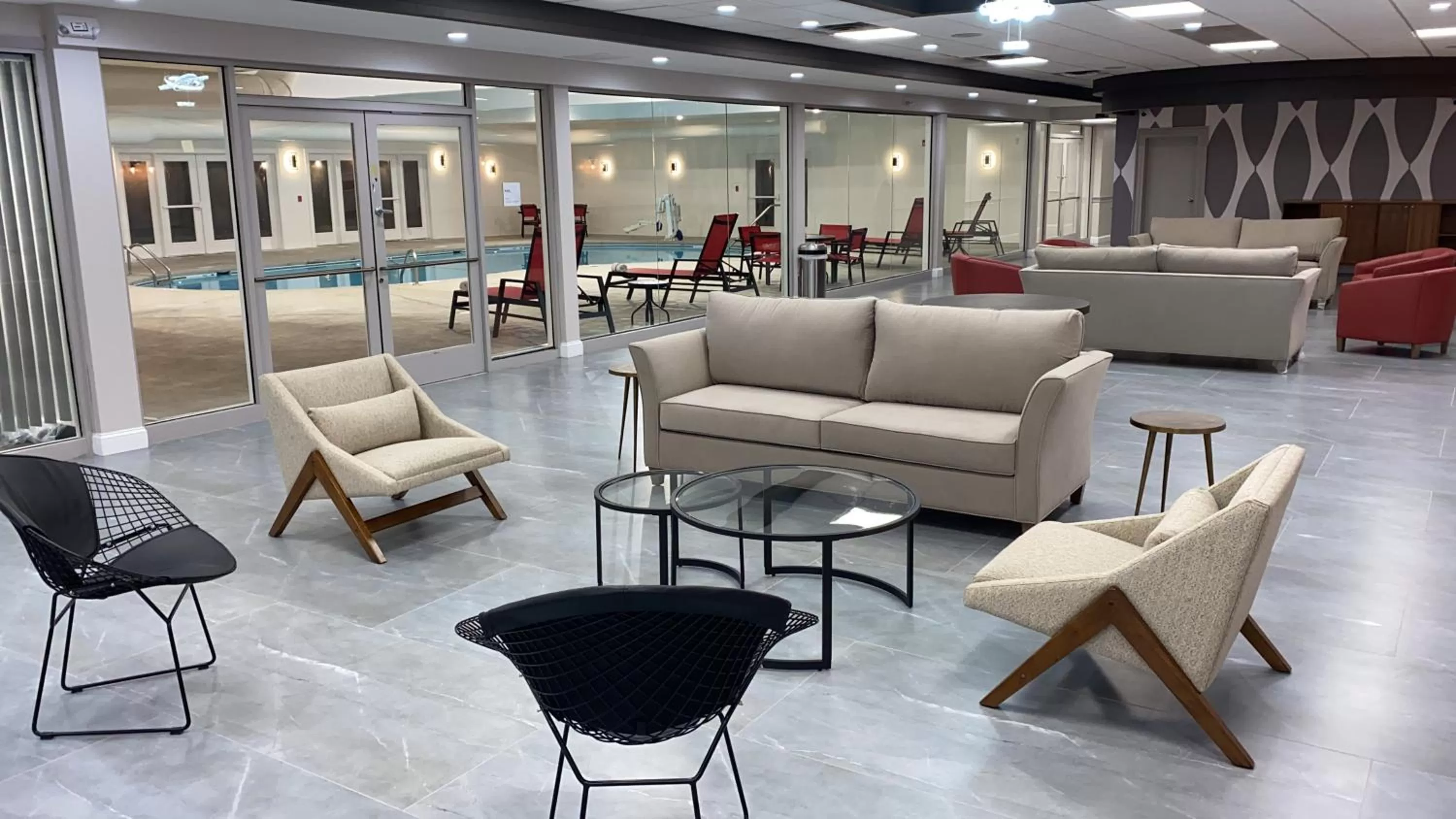 Seating area in Ramada by Wyndham Hartford North - Bradley Airport