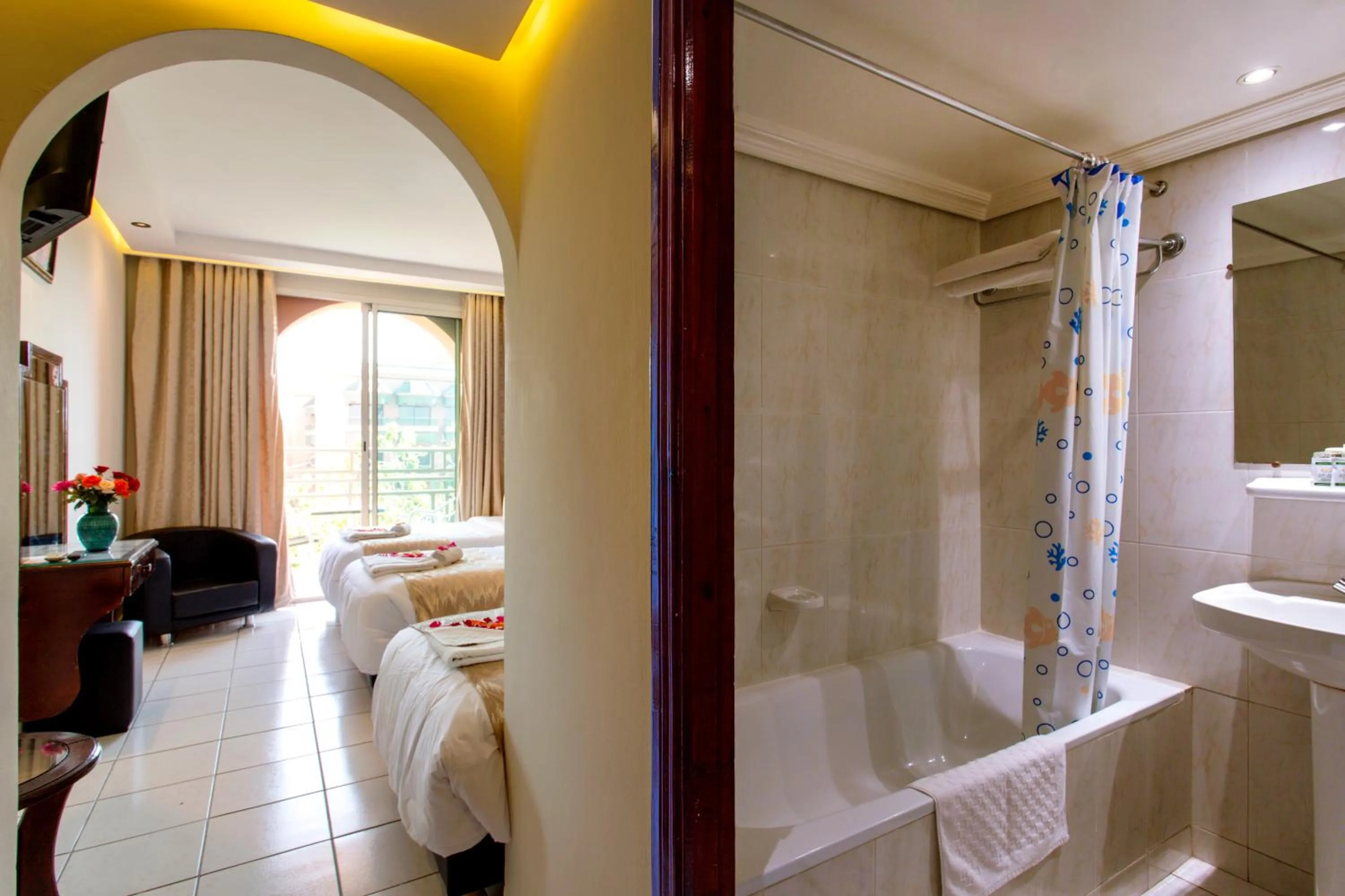 Shower, Bed in Hotel Akabar