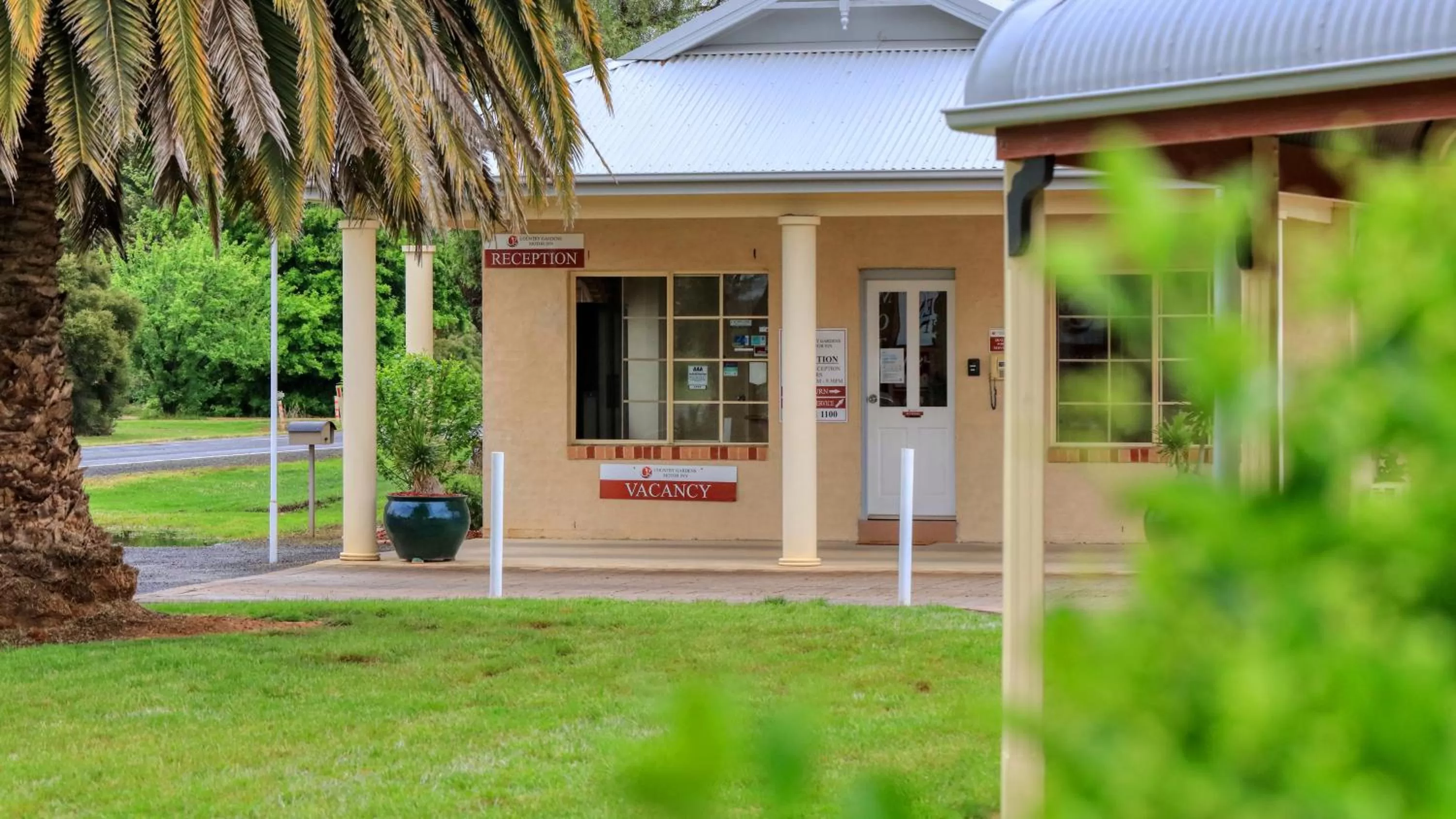 Lobby or reception in Country Gardens Motor Inn