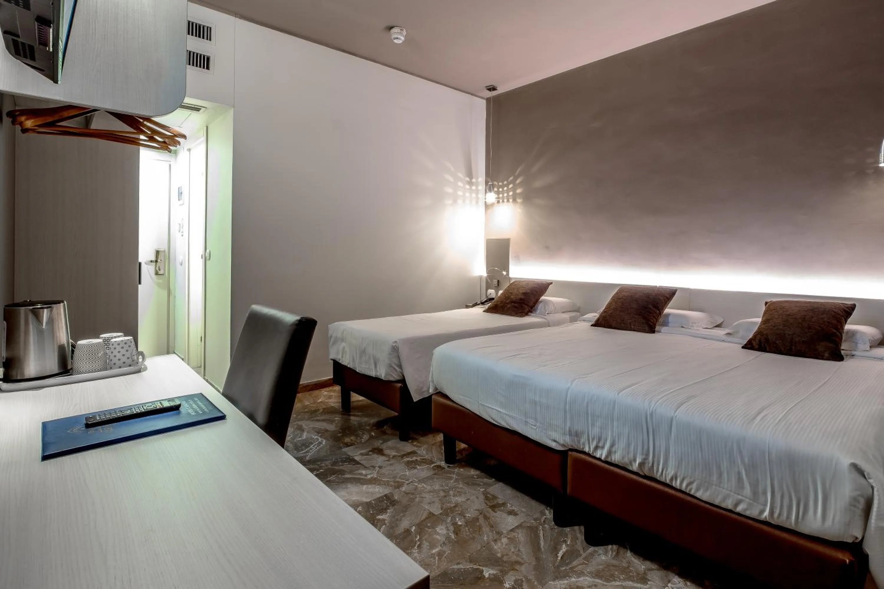 Photo of the whole room, Bed in Canova Hotel