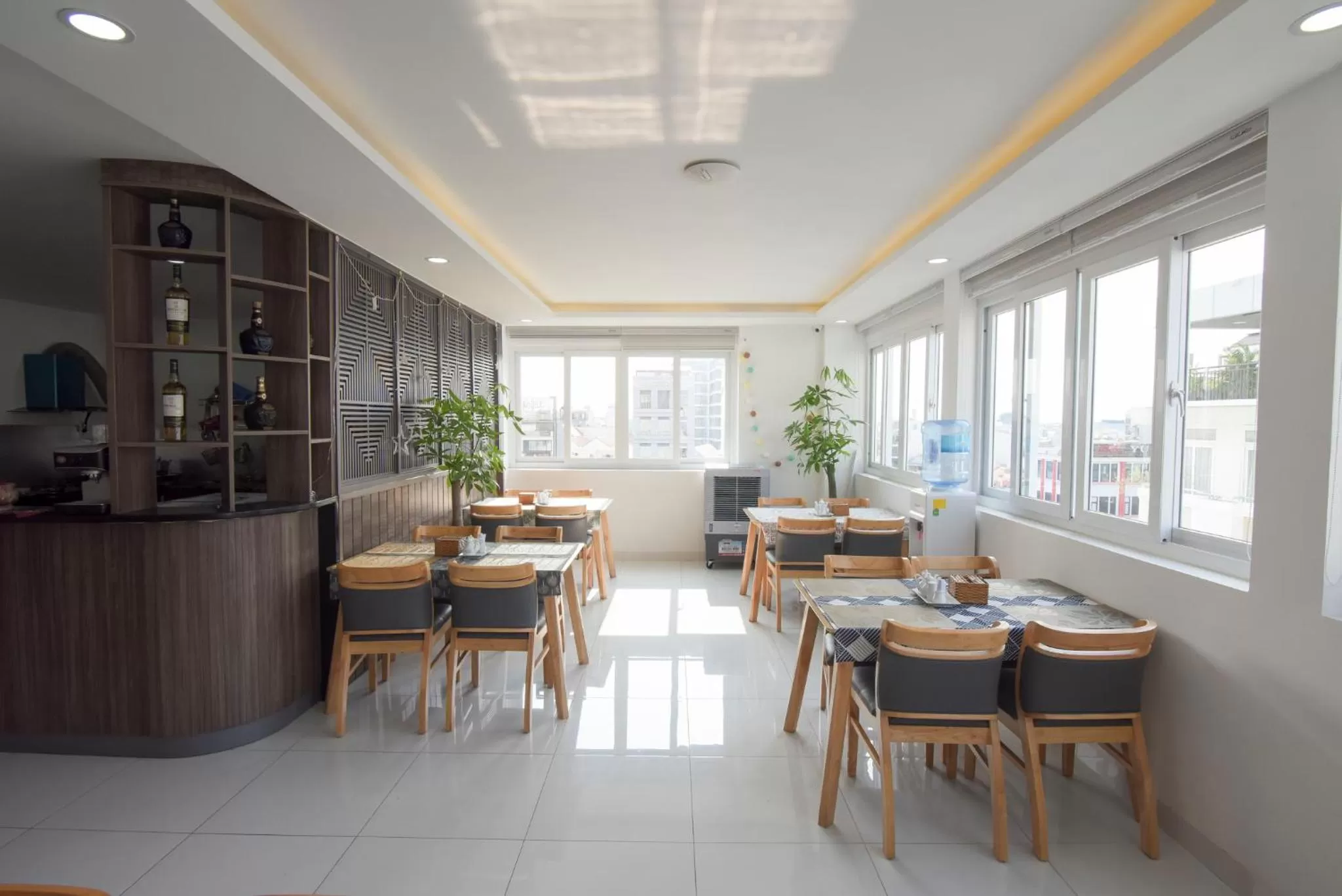 Restaurant/places to eat in Hera Hotel Airport