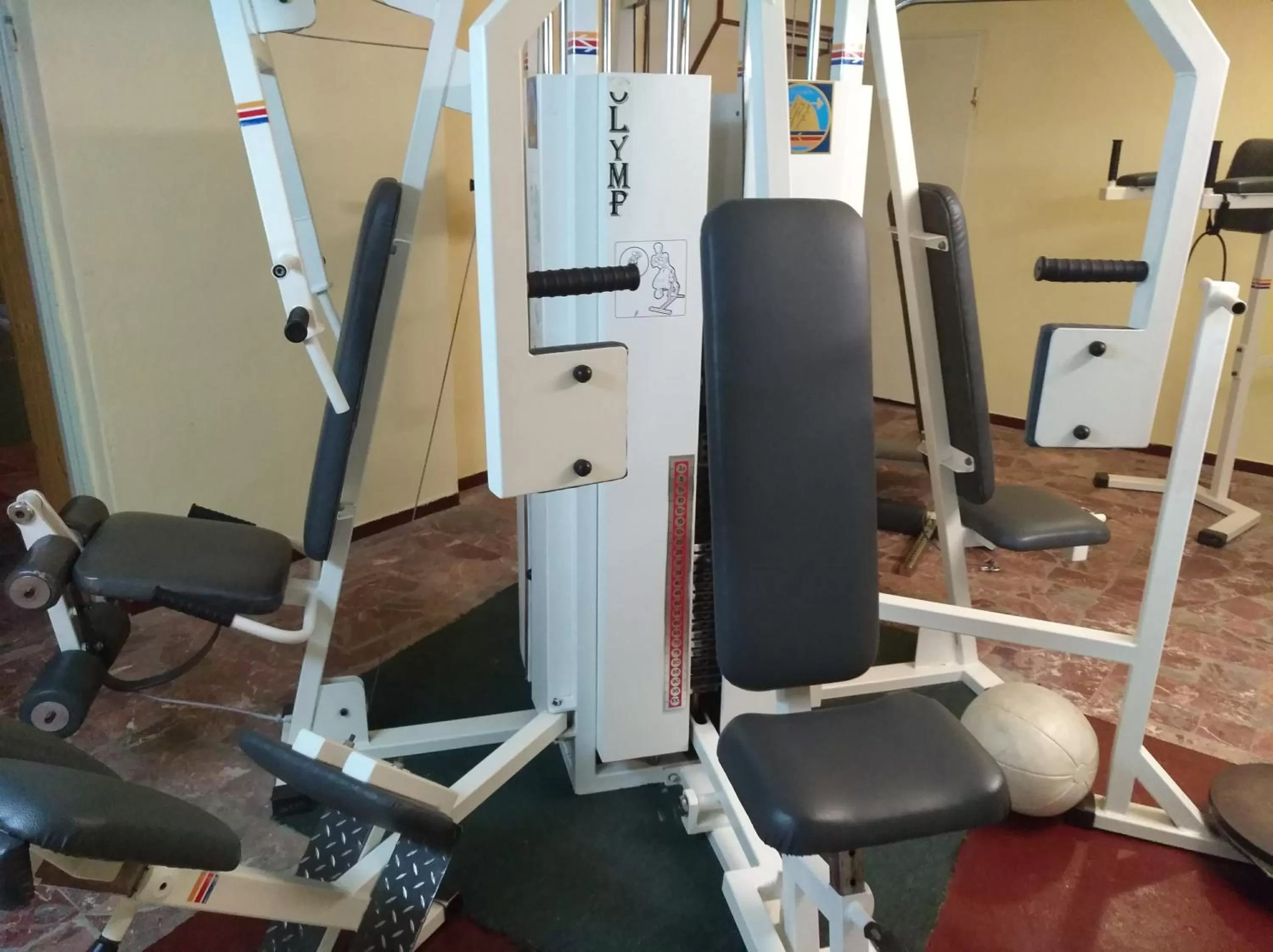 Fitness centre/facilities in OWR Relax - Hostel położony blisko atrakcji turystycznych