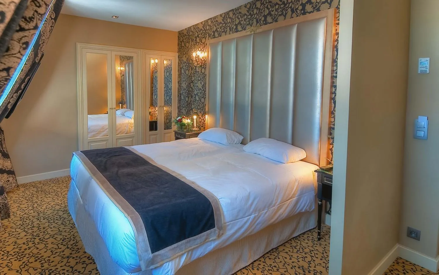 Photo of the whole room, Bed in Hotel de L'Empereur by Malone