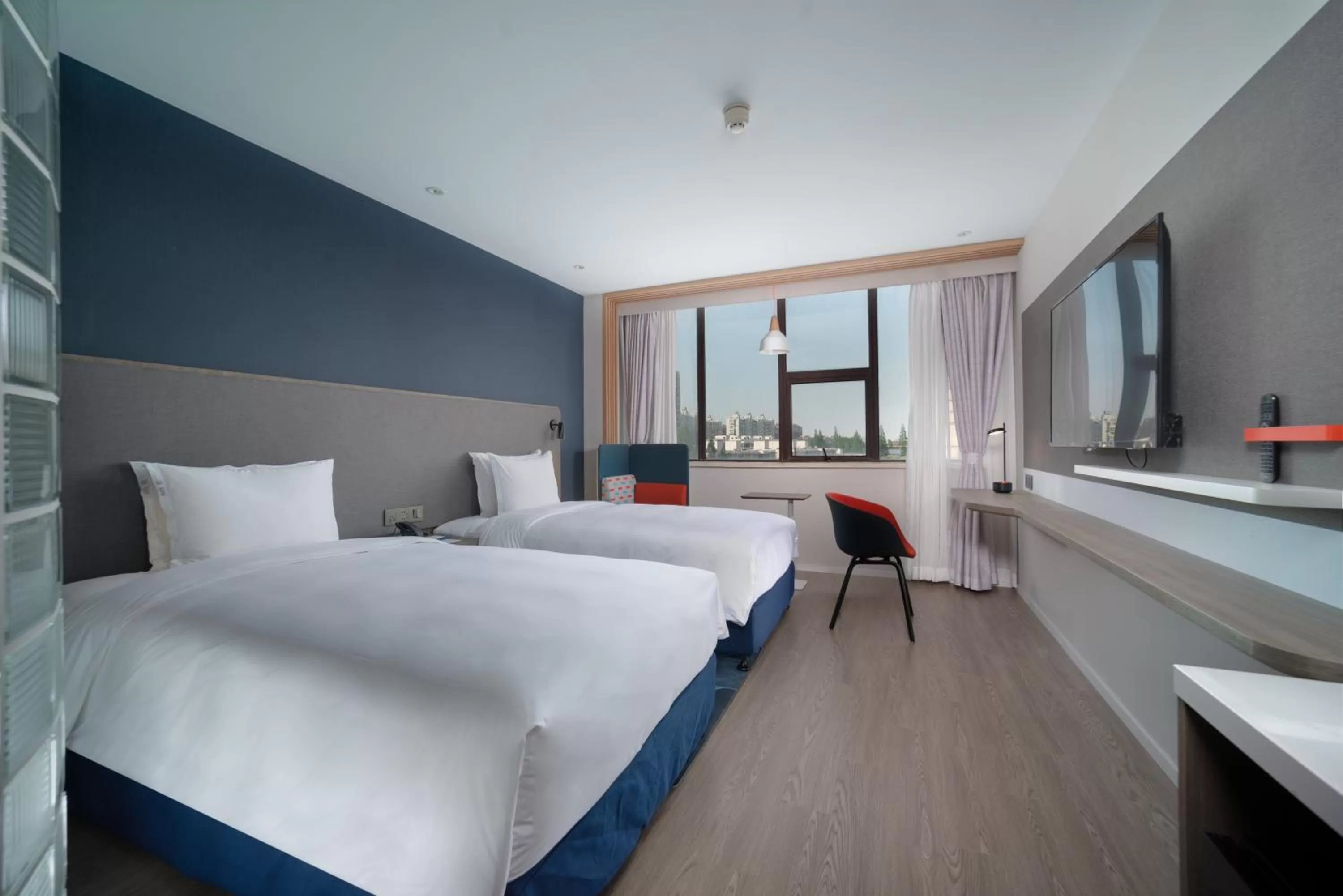 Photo of the whole room, Bed in Holiday Inn Express Shanghai Jinqiao Central by IHG