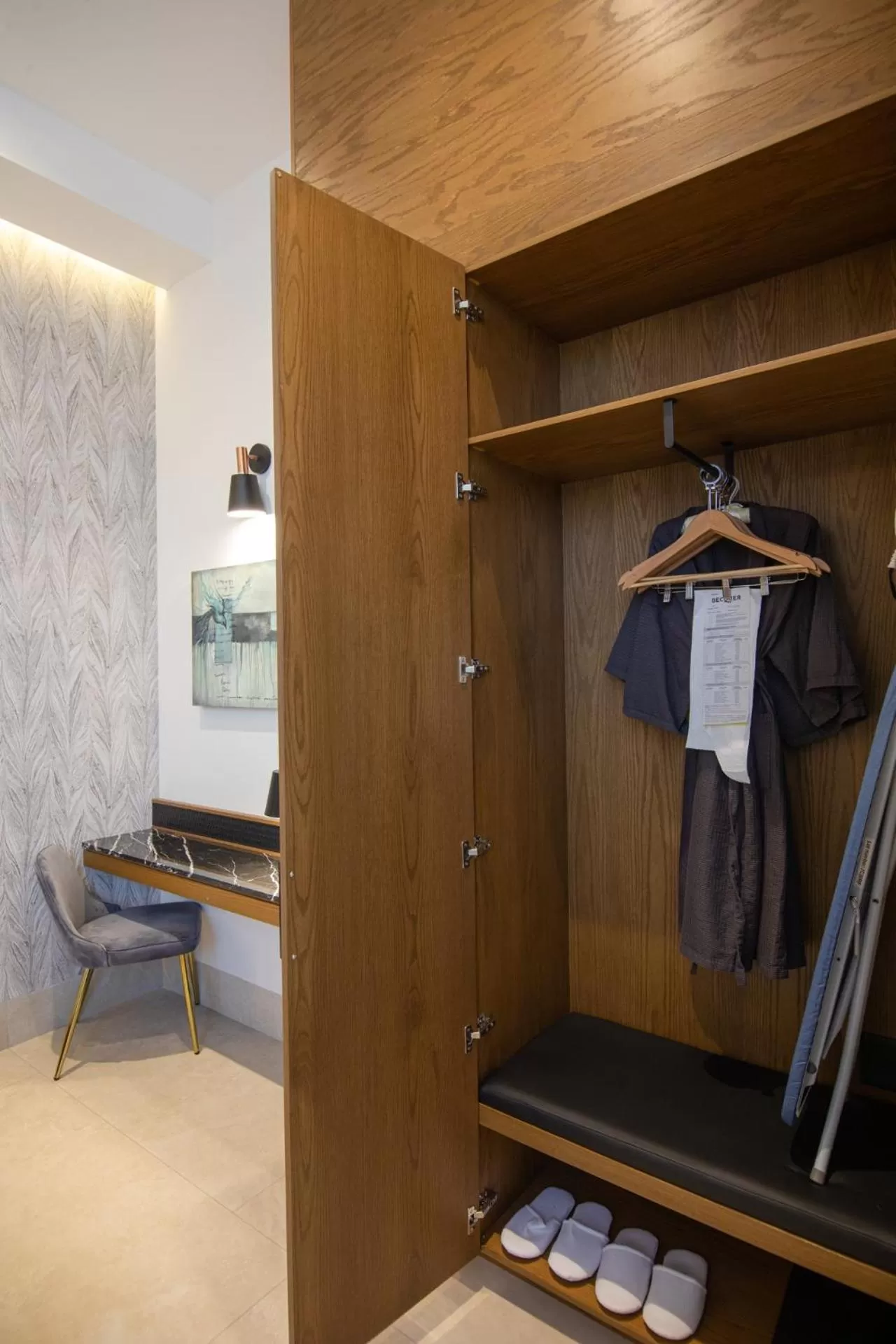 wardrobe in Becquer Hotel Guadalajara