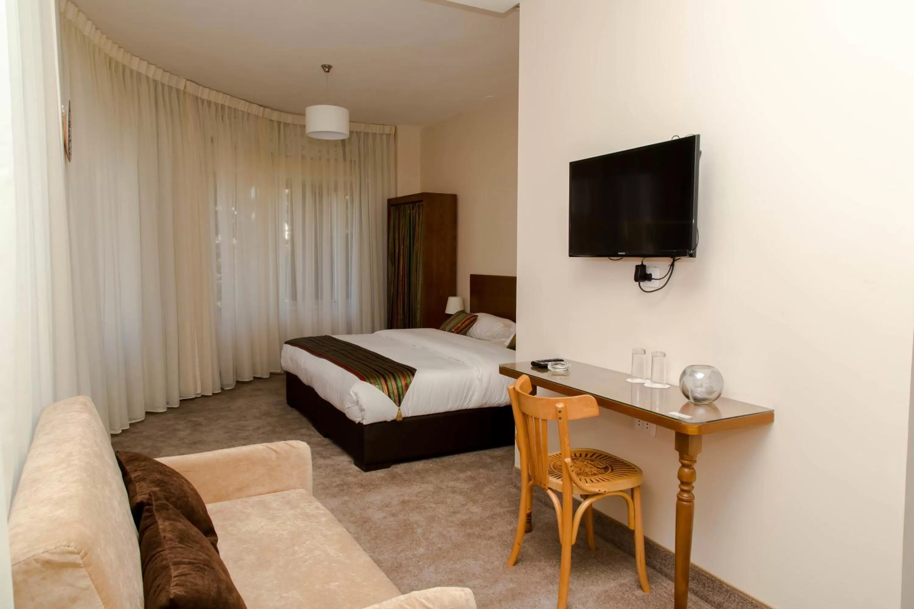 Photo of the whole room, Bed in Antika Amman Hotel