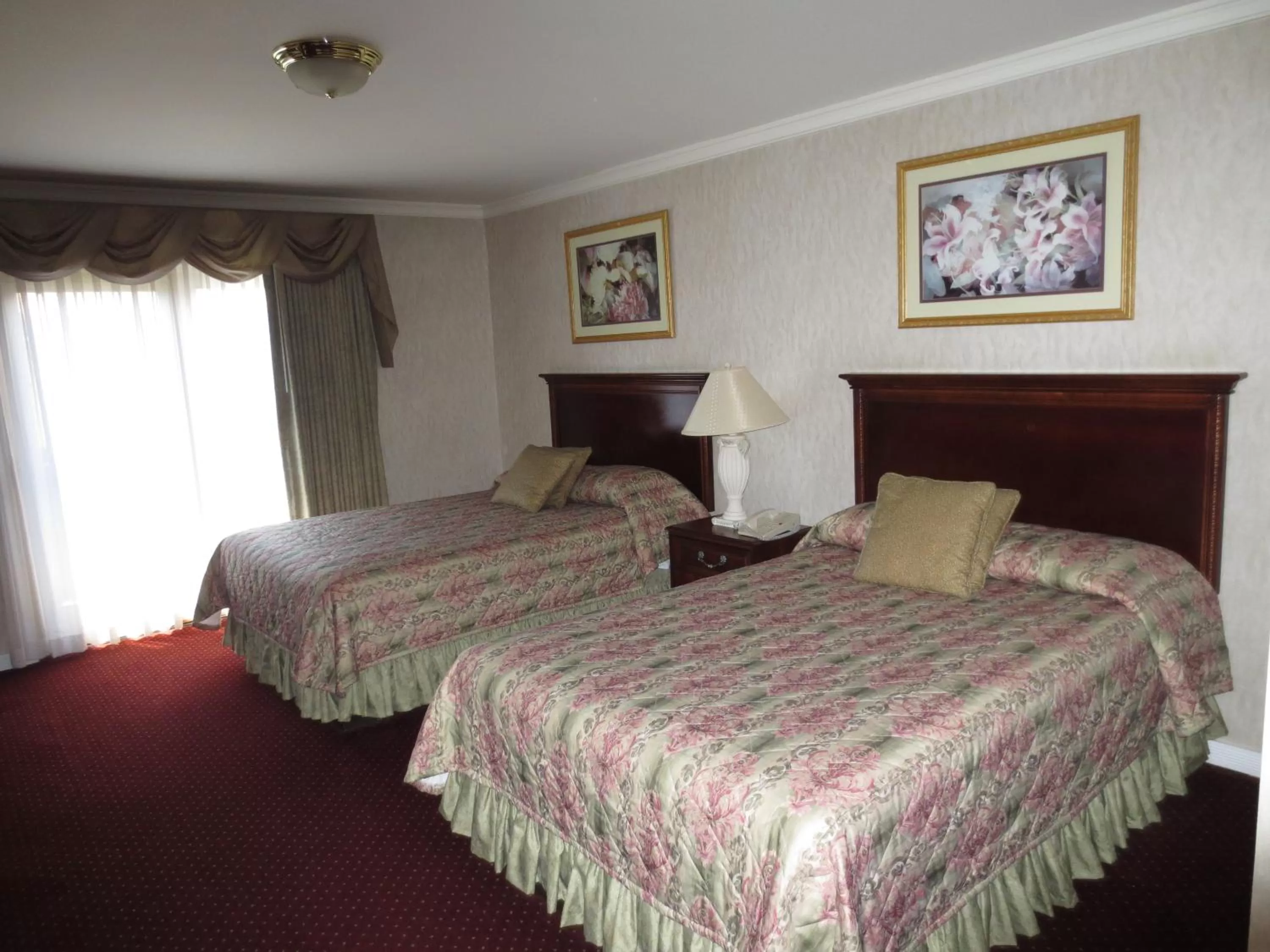 Bed in Roosevelt Inn & Suites Saratoga Springs