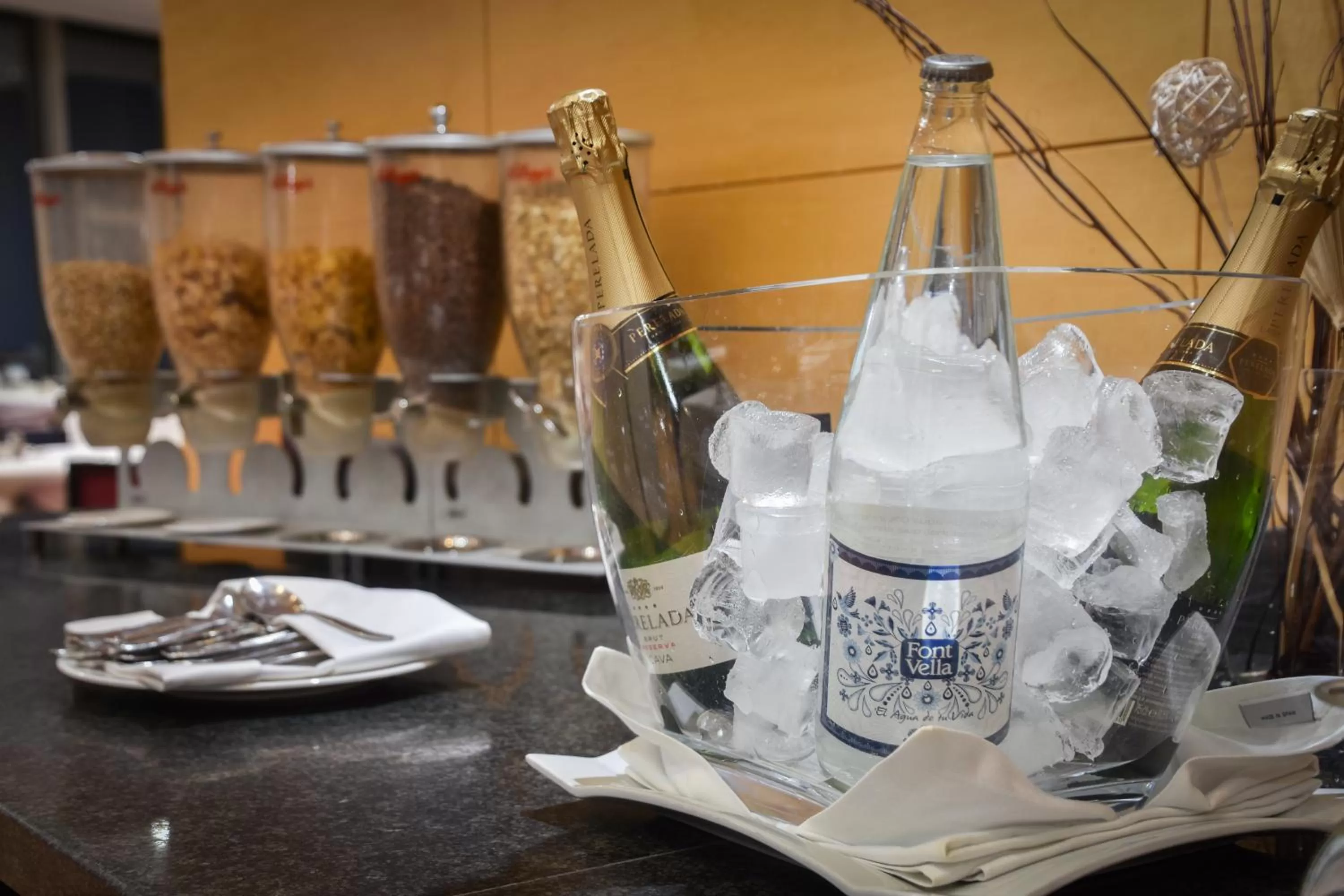 Buffet breakfast in Senator Parque Central