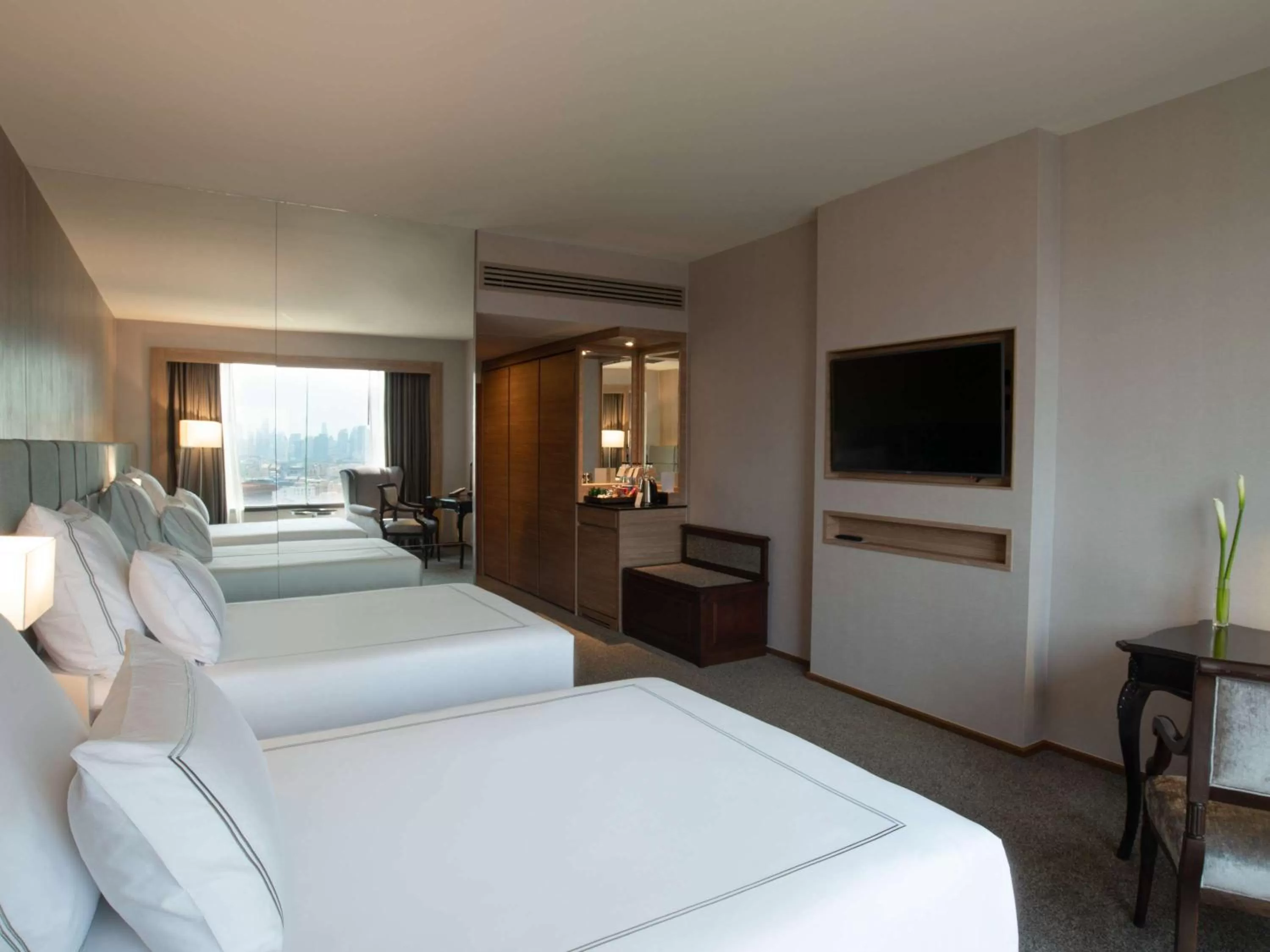 Photo of the whole room, Bed in Swissotel Bangkok Ratchada