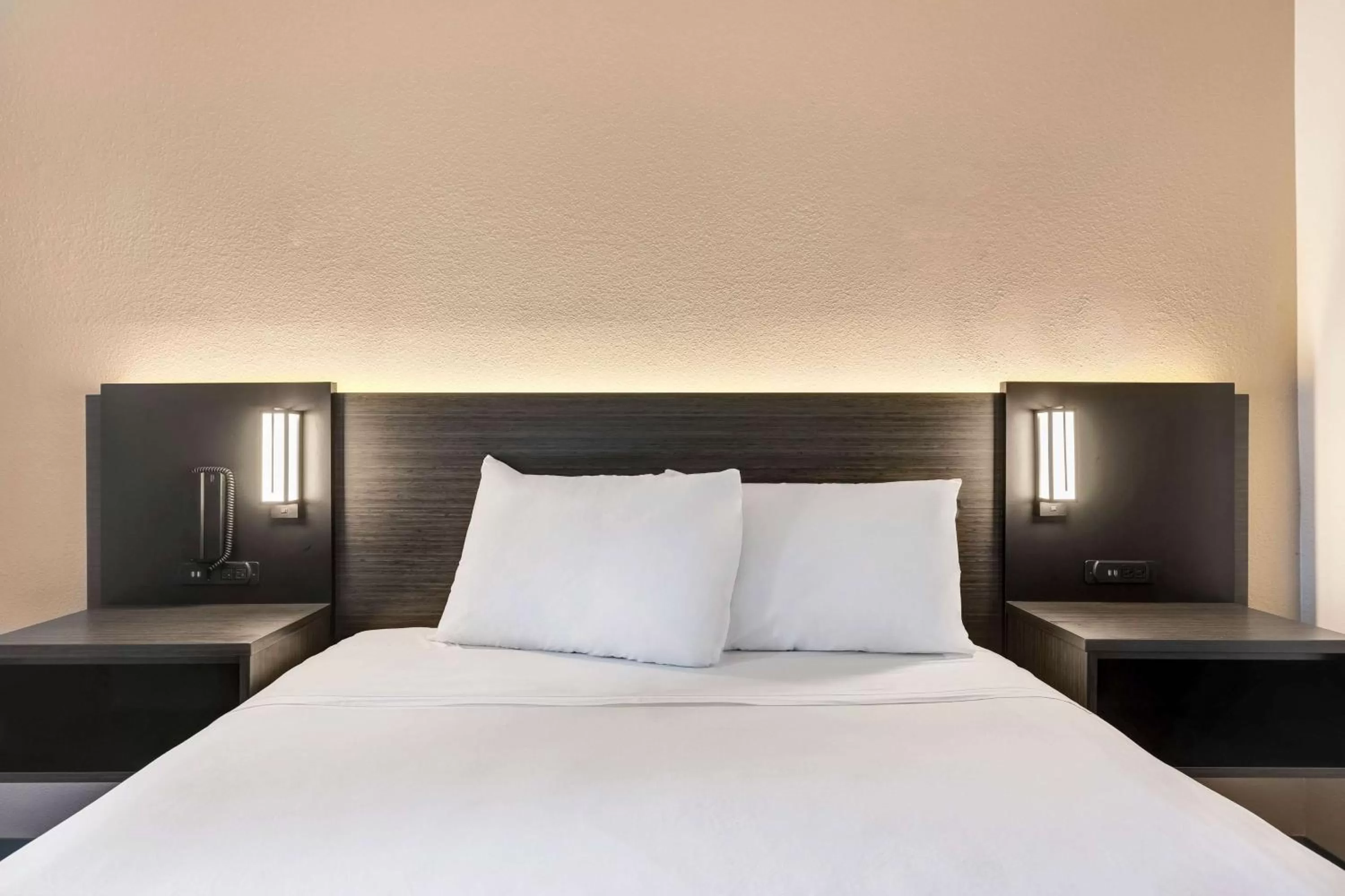 Photo of the whole room, Bed in Motel 6-Kirkland, WA - North Kirkland