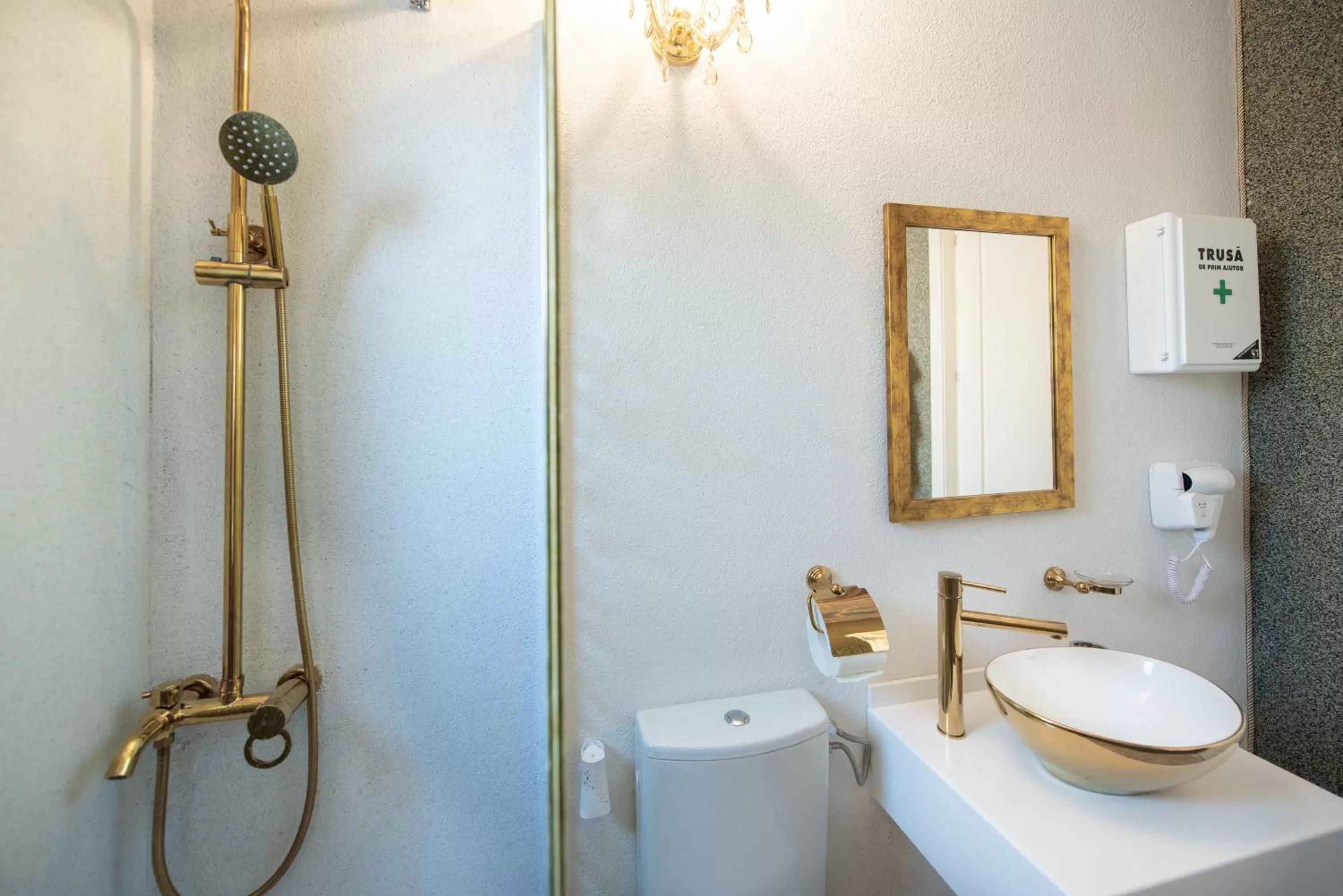 Bathroom in JMR Royal -Luxury Rooms & Private Sauna