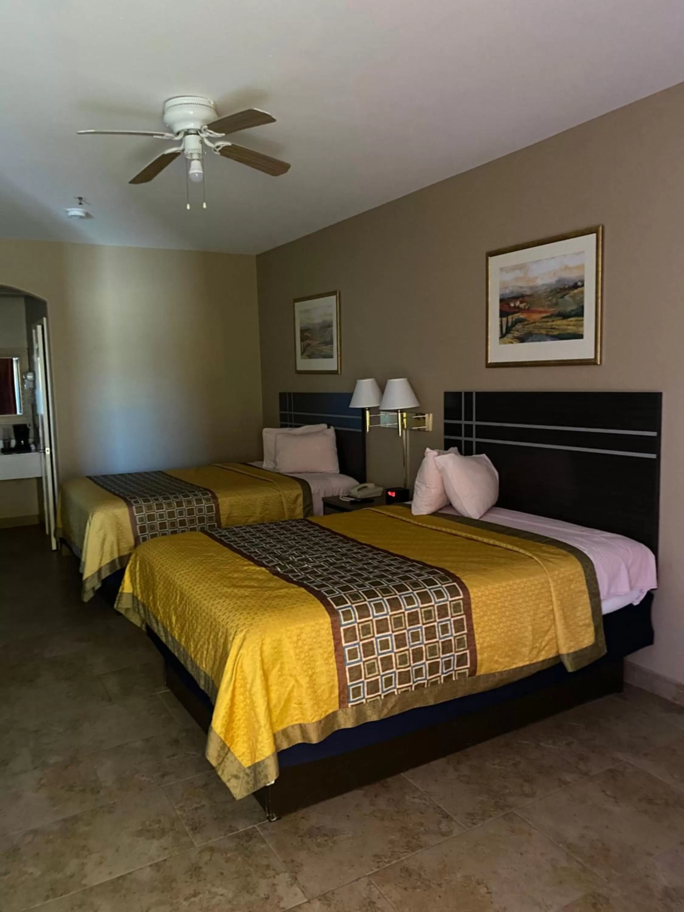 Bed in Los Fresnos Inn and Suites