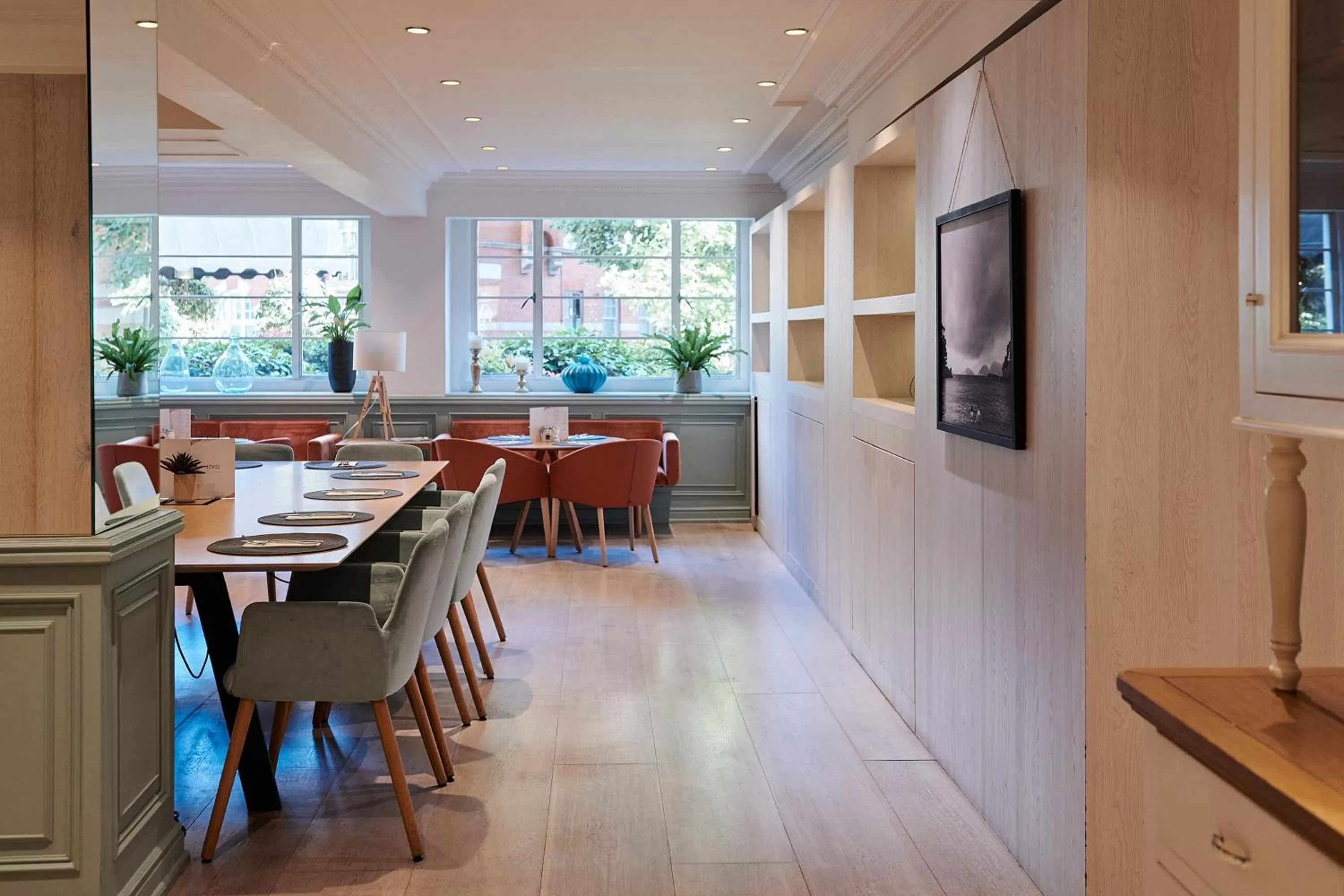 Restaurant/places to eat in Melia White House Hotel