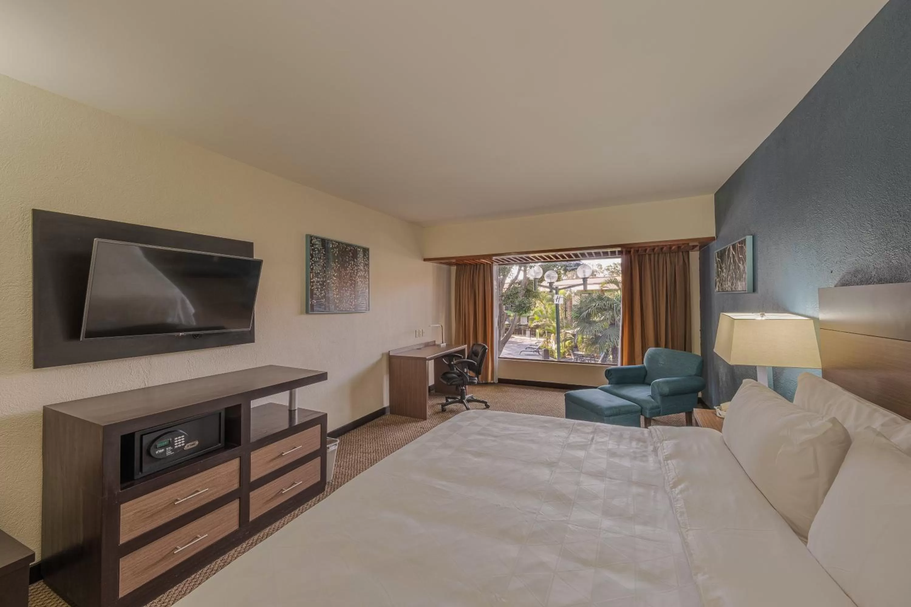 Photo of the whole room, Bed in Holiday Inn Guadalajara Expo Plaza del Sol by IHG