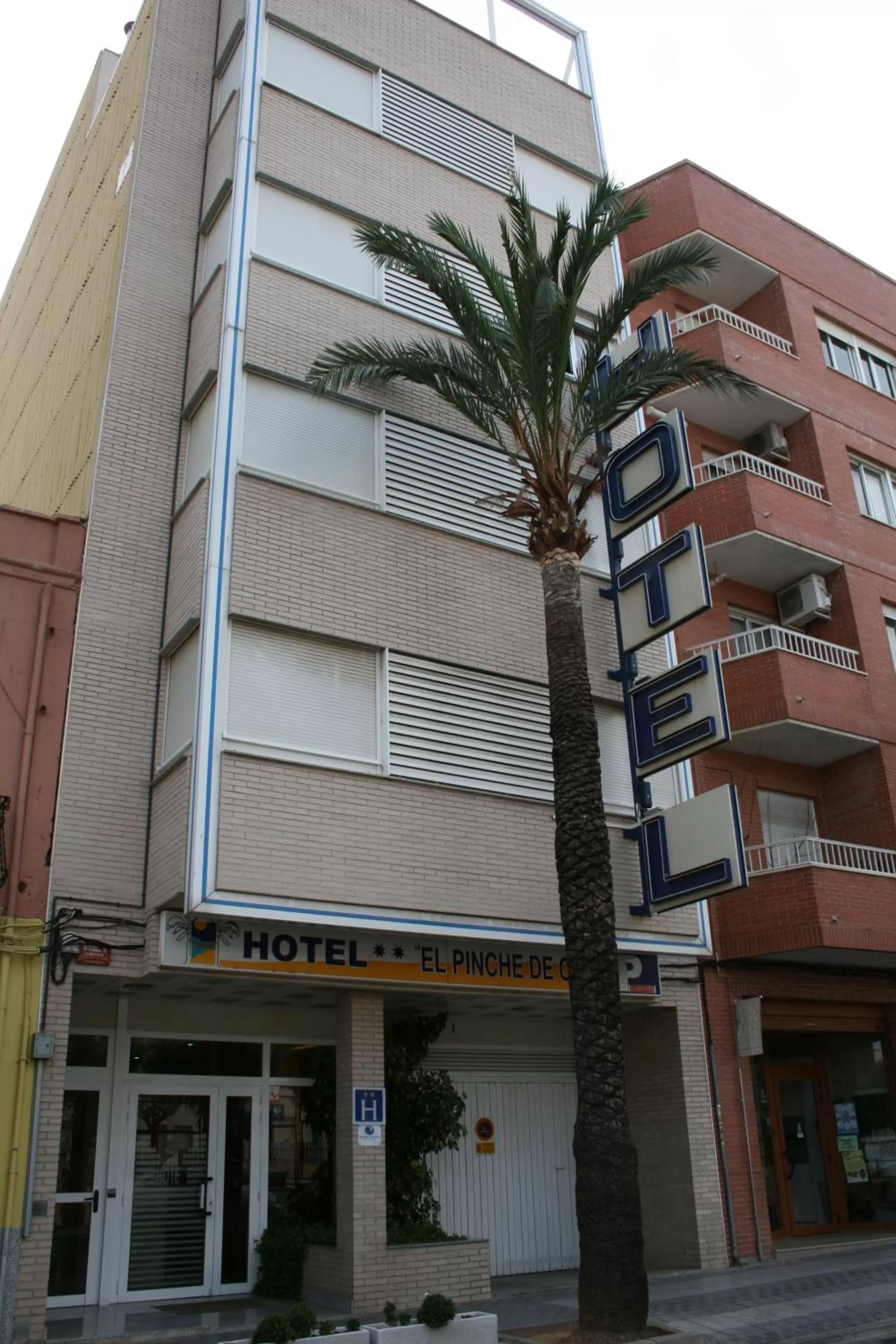 Property building in El Pinche de Oro