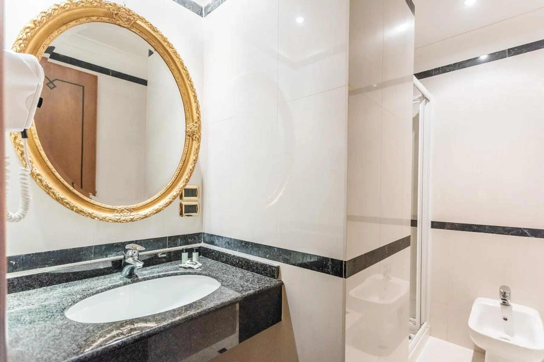 Bathroom in Raeli Hotel Regio