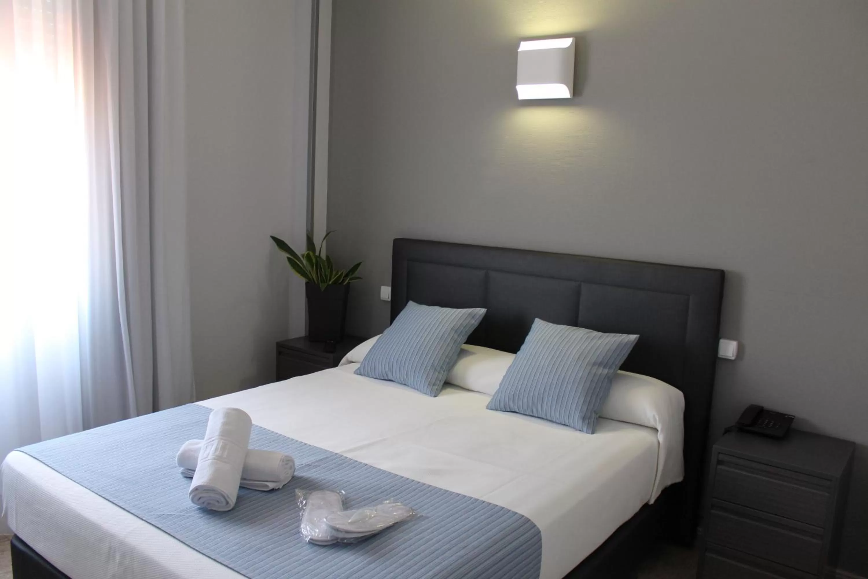 Bed in Hotel Barajas Plaza