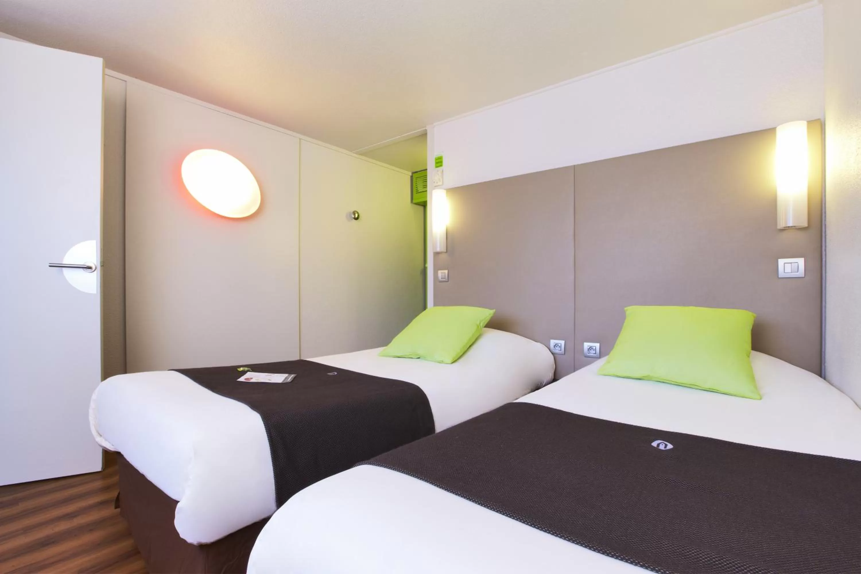 Bedroom, Bed in Campanile Béziers A9/A75