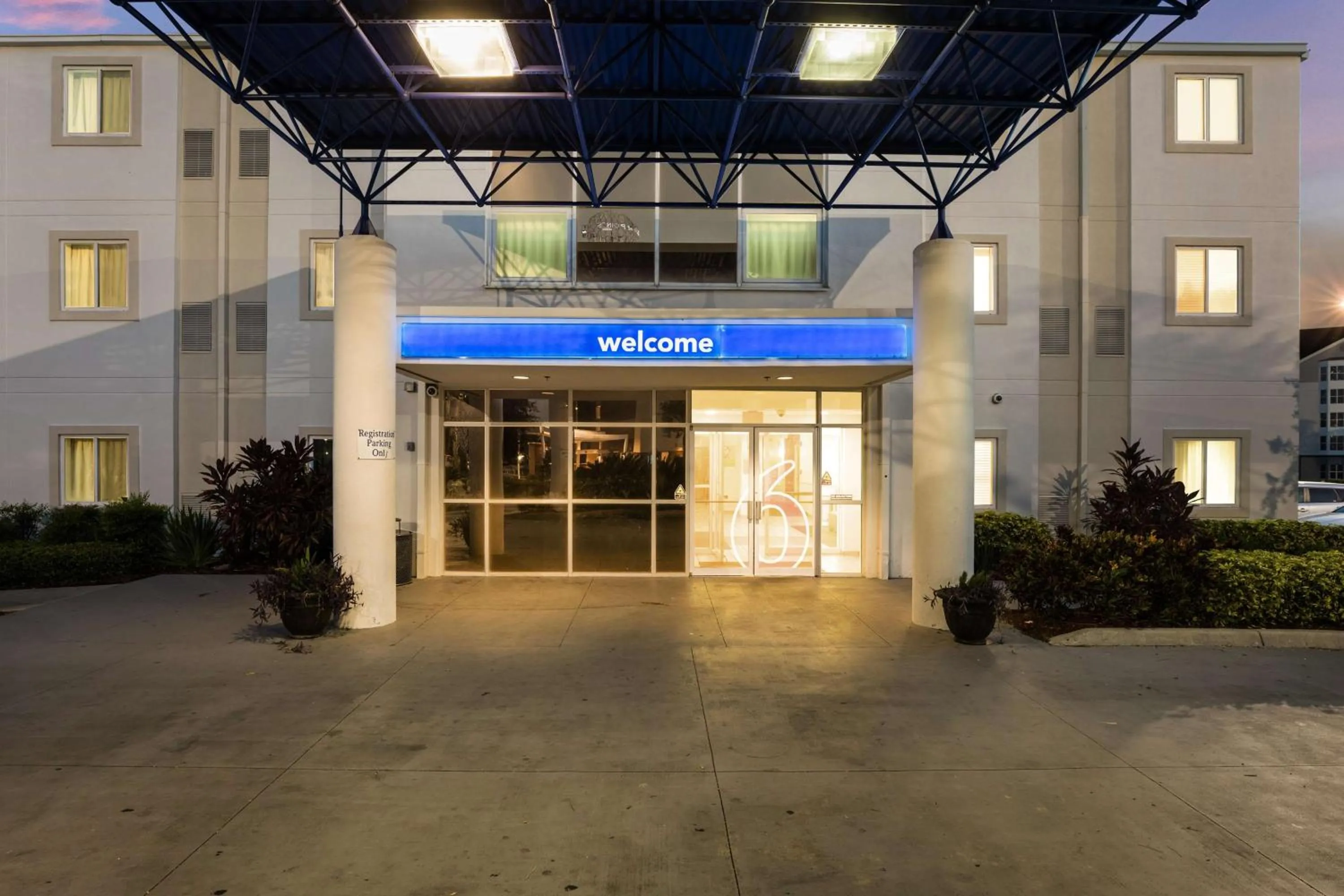 Property building in Motel 6-Orlando, FL - International Dr