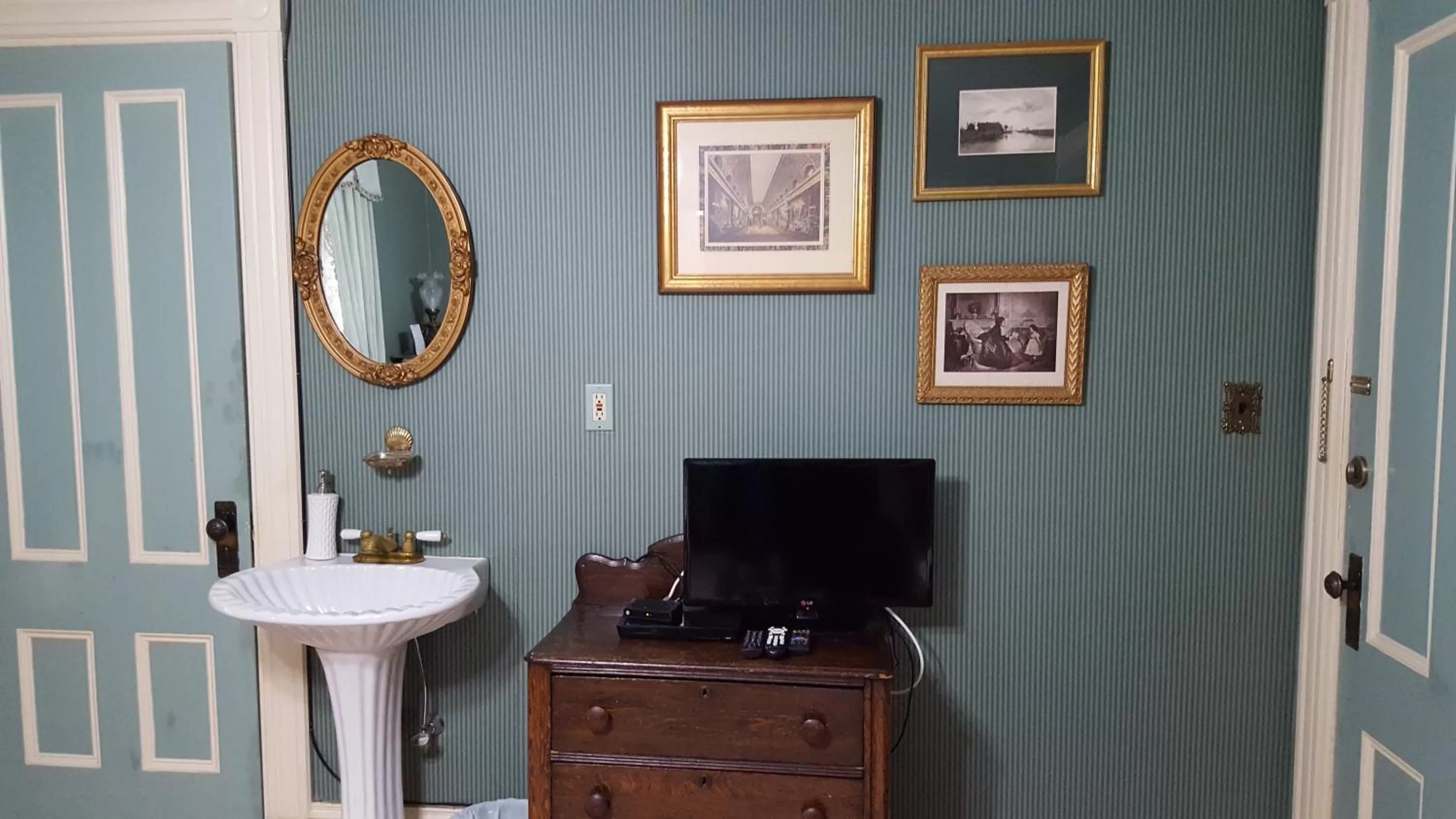 Other, TV/Entertainment Center in Holidae House Bed & Breakfast