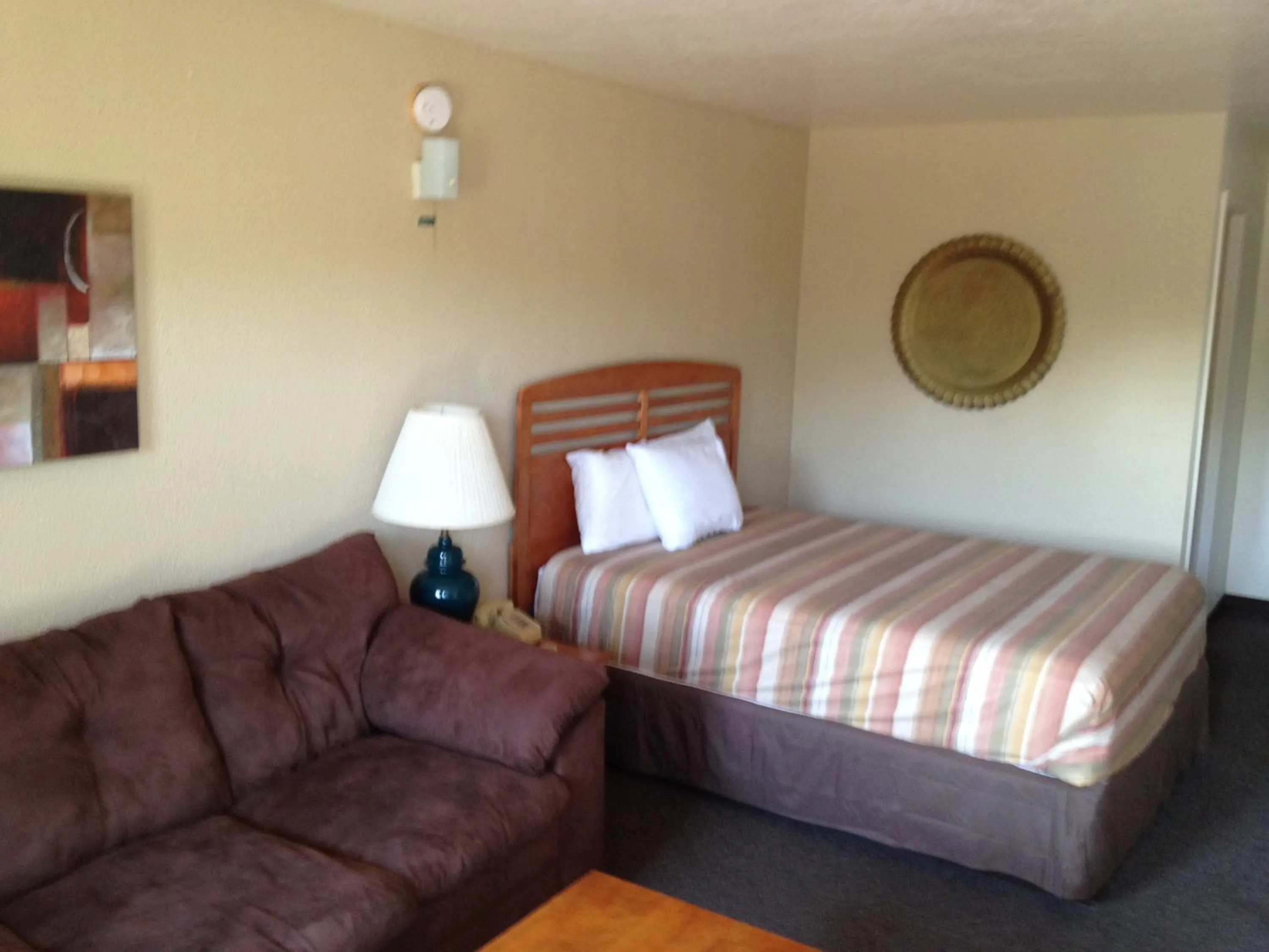 Photo of the whole room, Bed in Dinner Bell Motel