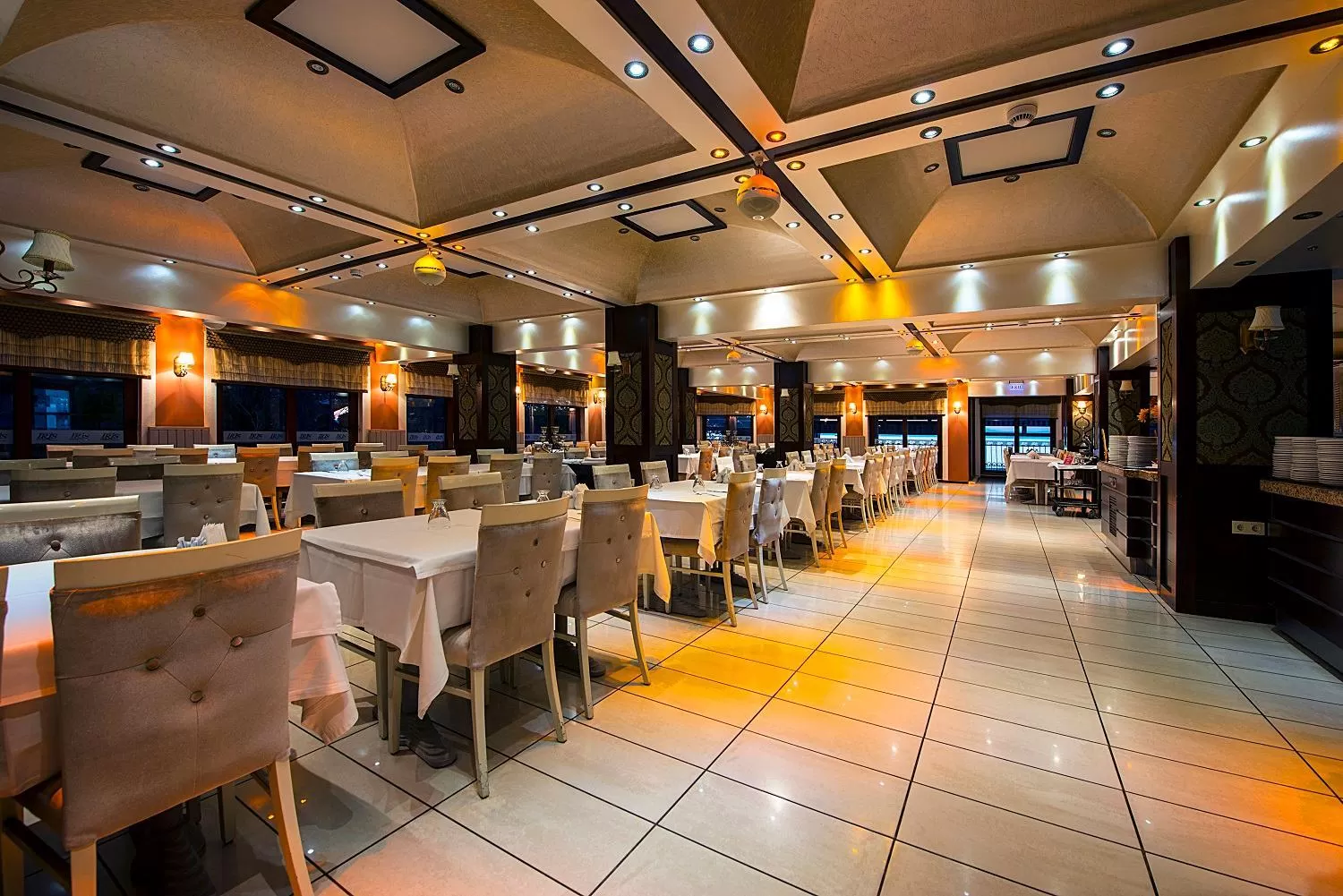 Restaurant/places to eat in Iris Hotel & Spa