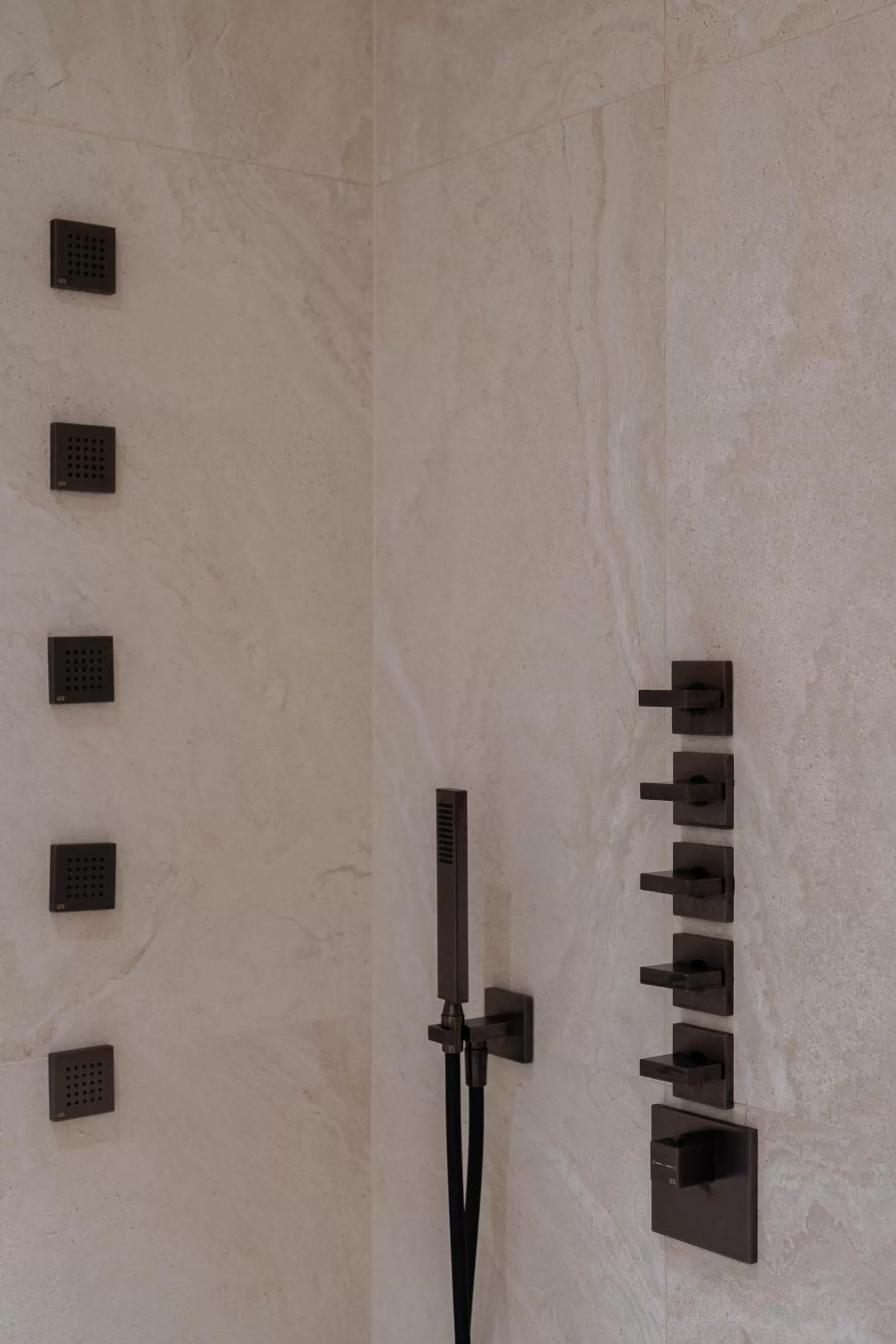 Shower in Cosmopolite Hotel Nieuwpoort-Bad