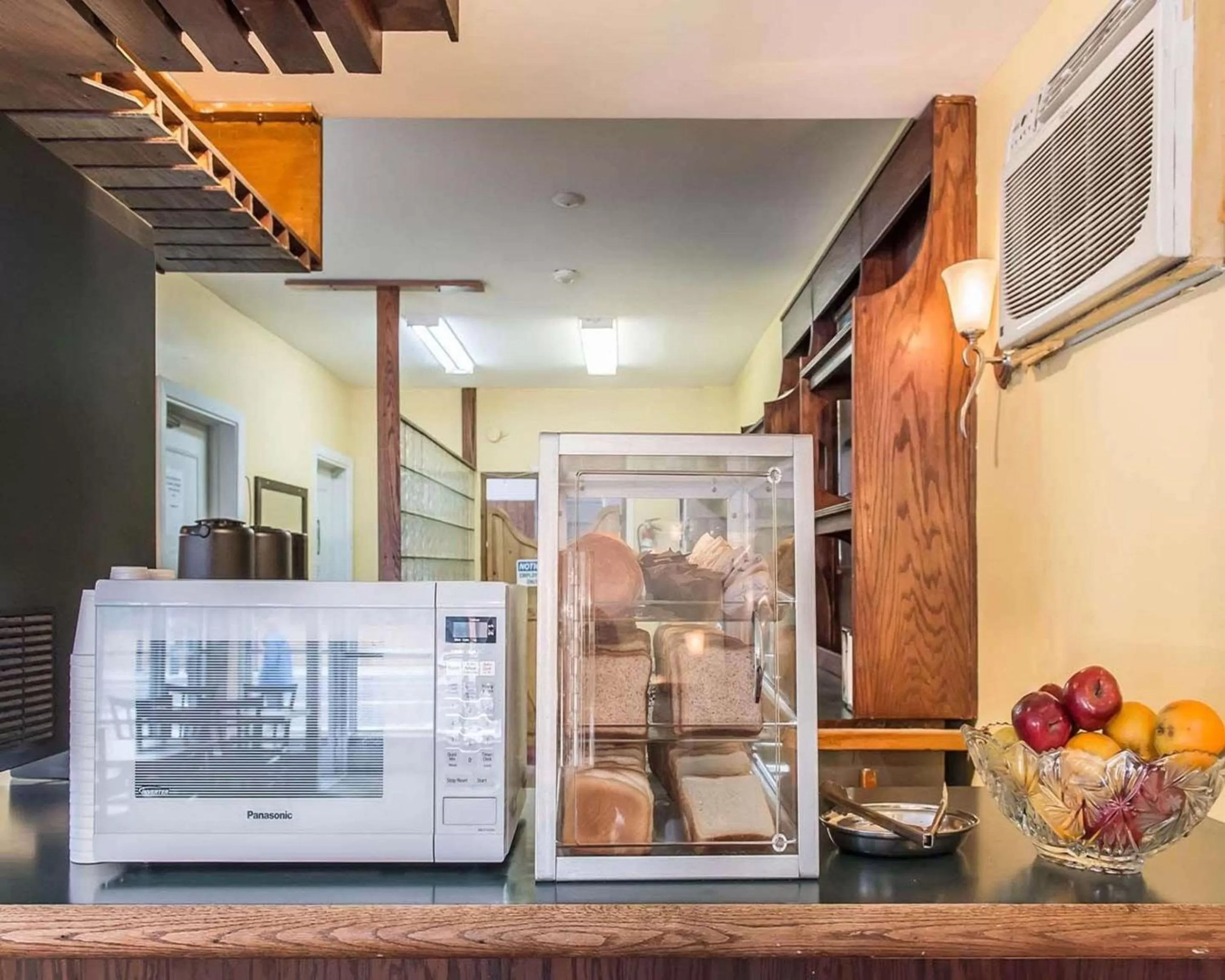 Restaurant/places to eat in Econo Lodge Downtown