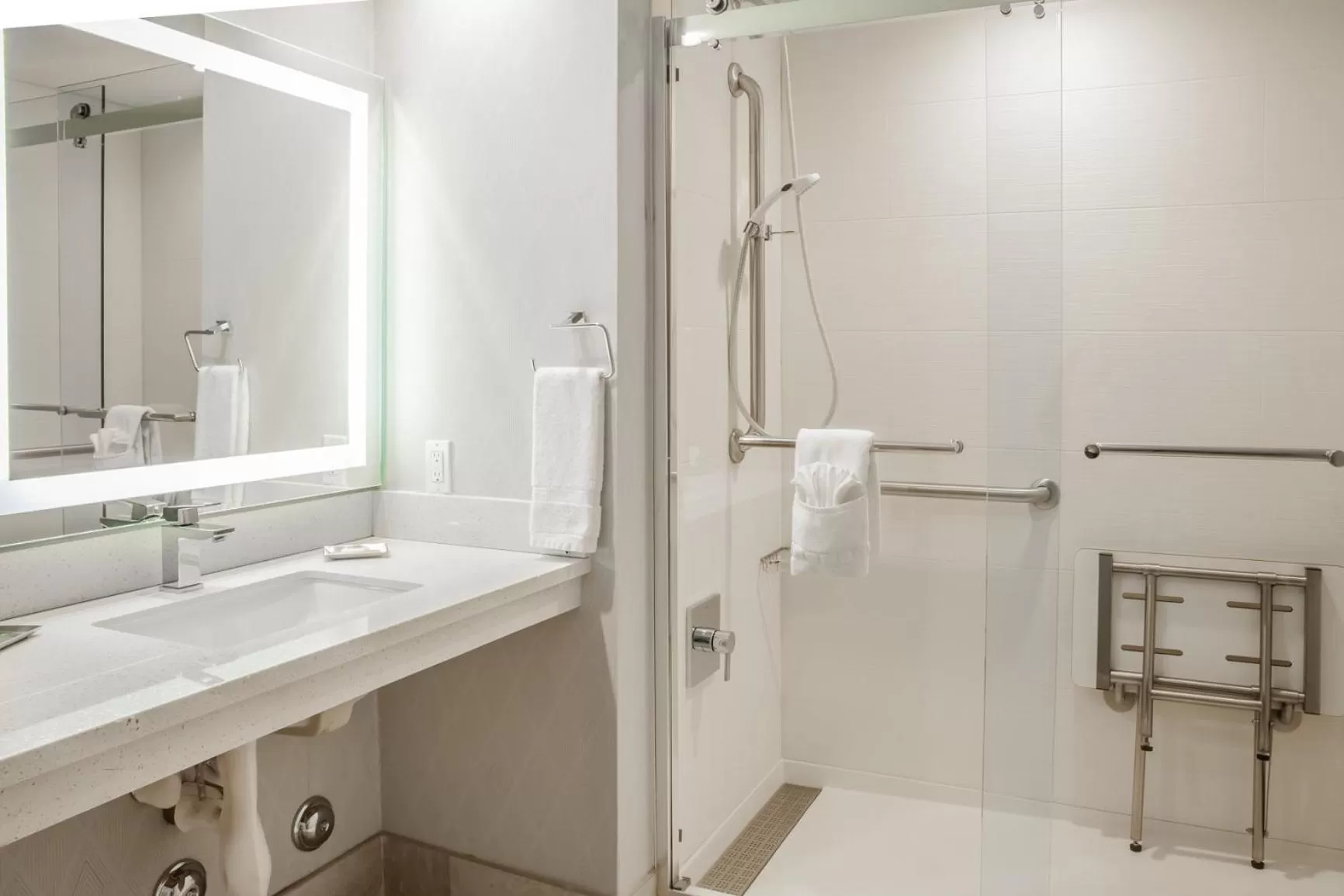 Bathroom in Pasadena Rose & Crown Hotel