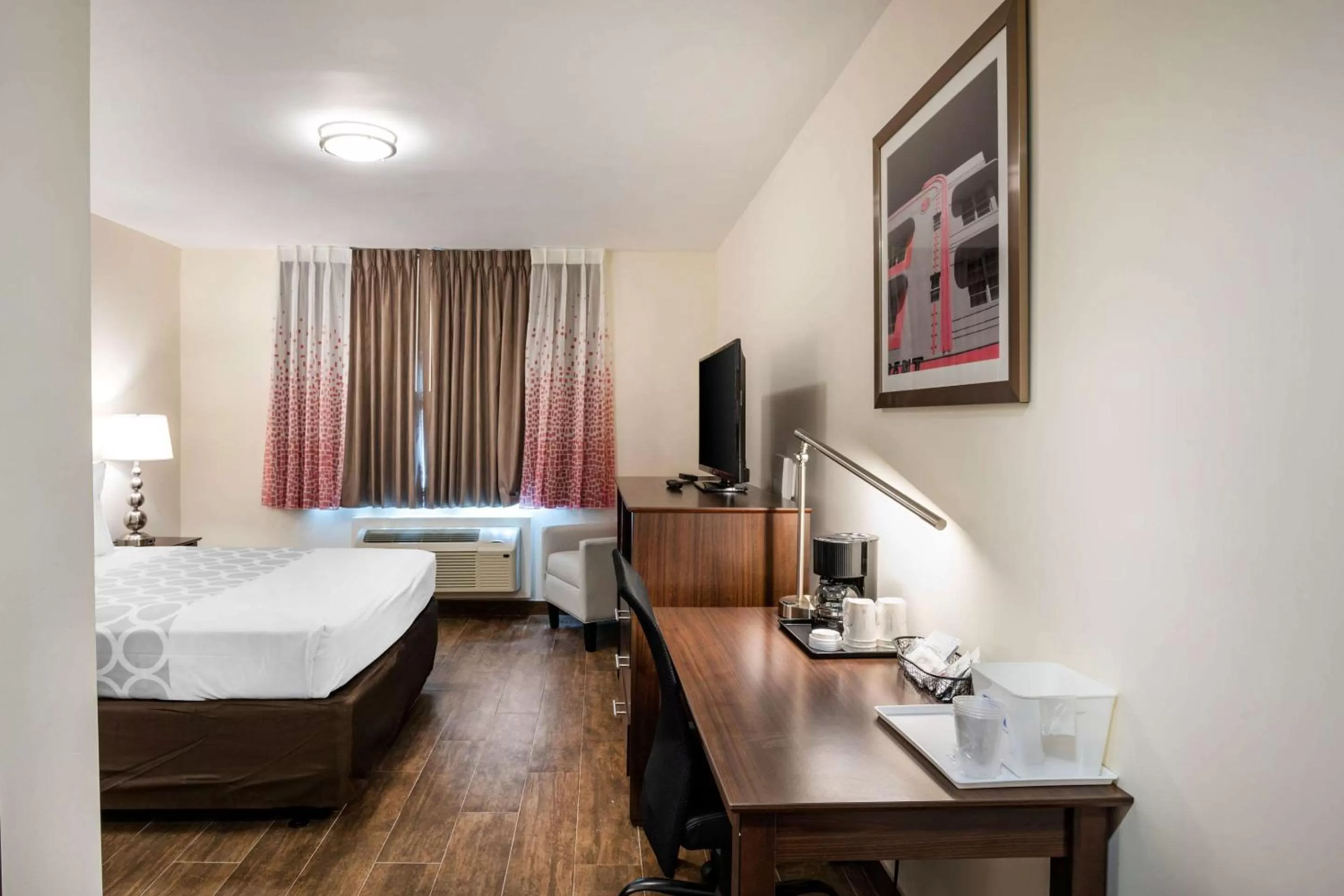 Photo of the whole room, Bed in Downtown Hollywood Gardens Inn & Suites