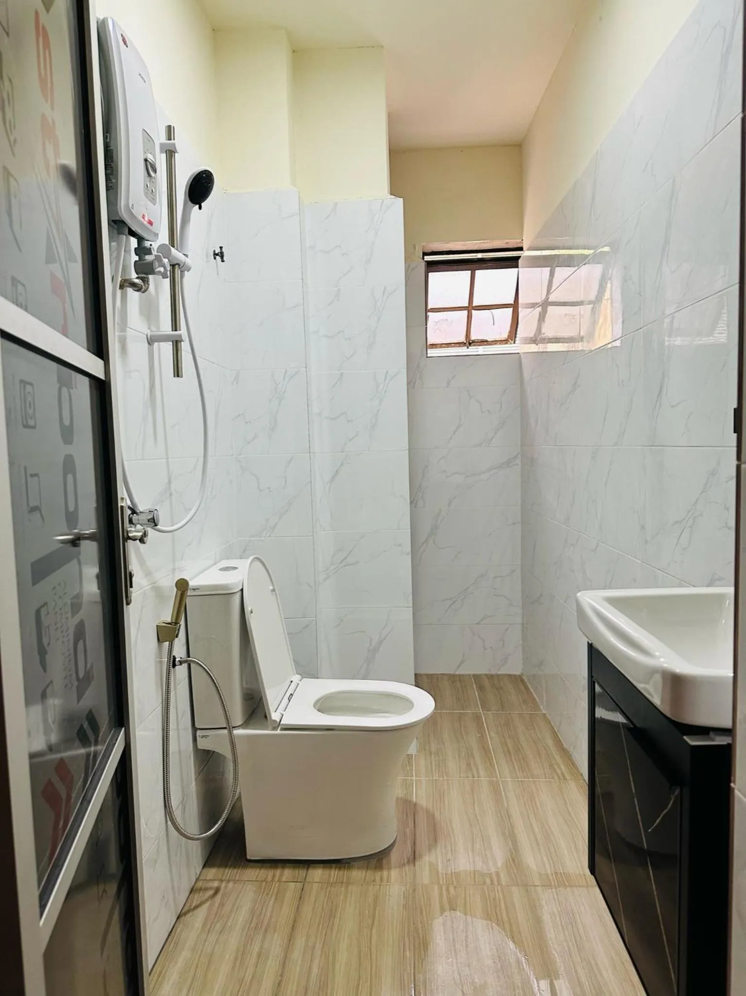 Shower in The Explorers Guesthouse and Hostel